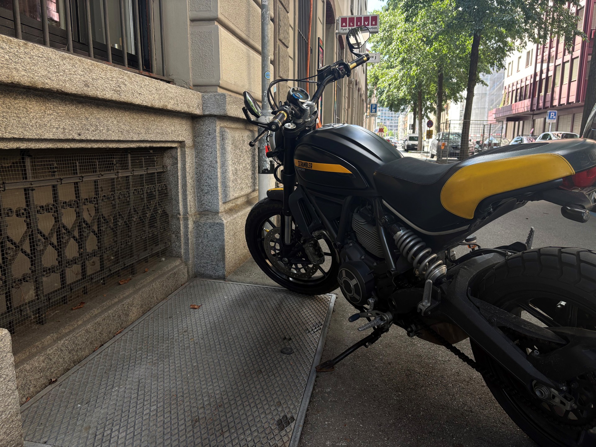 DUCATI SCRAMBLER 800-image-1