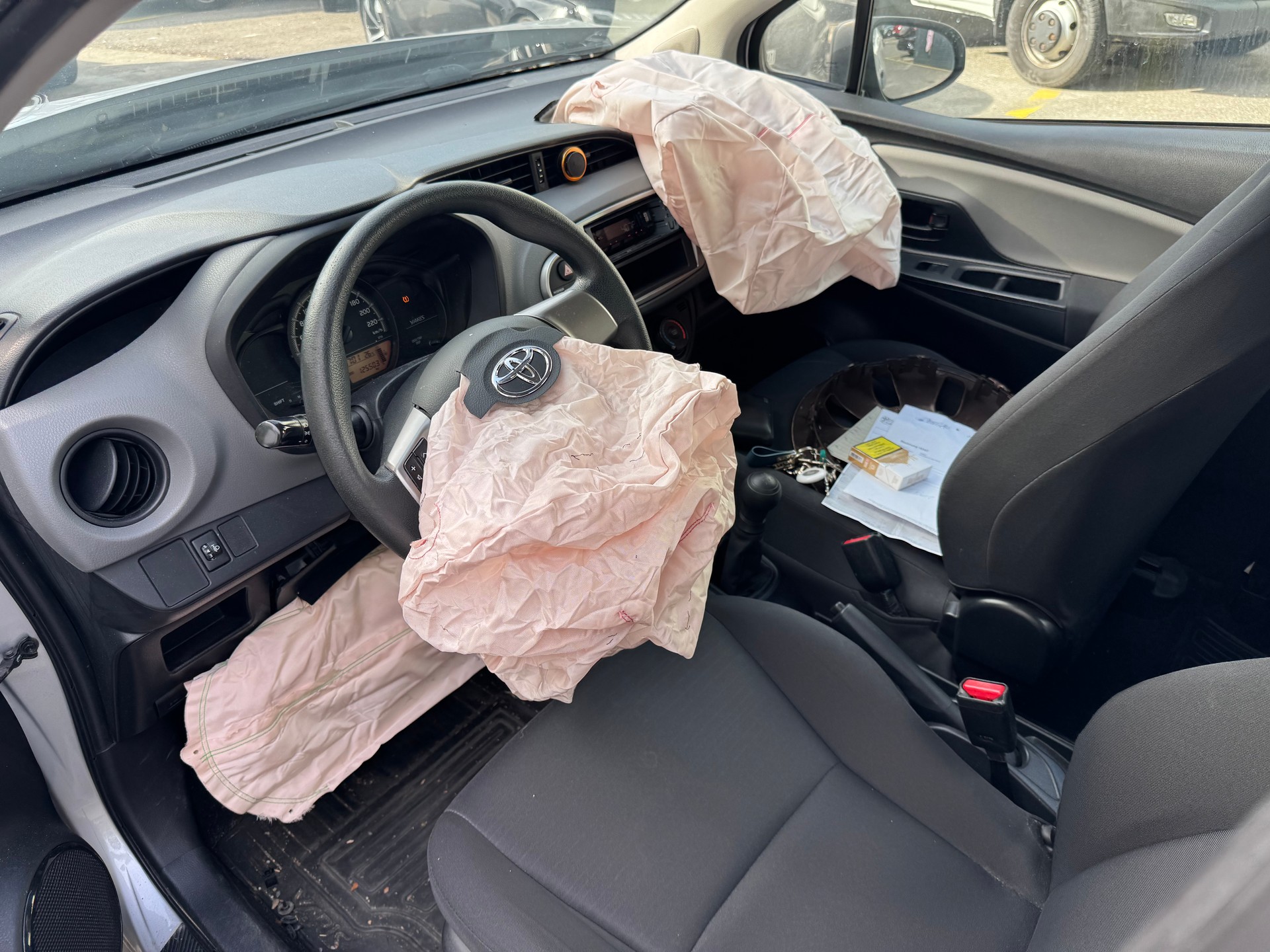 TOYOTA Yaris 1.0 Terra-image-13