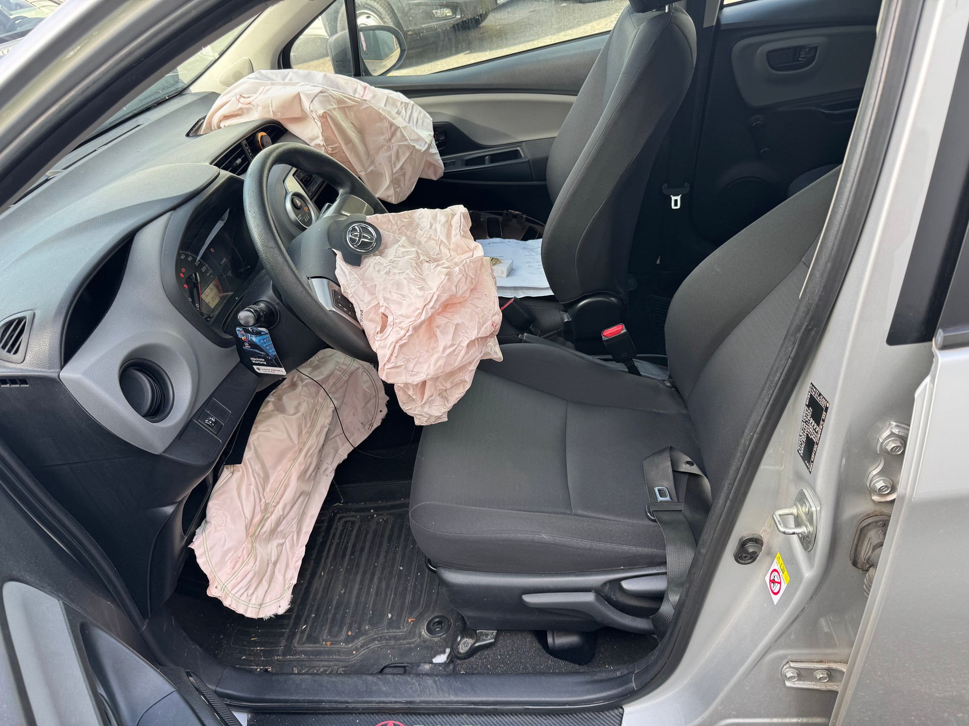 TOYOTA Yaris 1.0 Terra-image-11