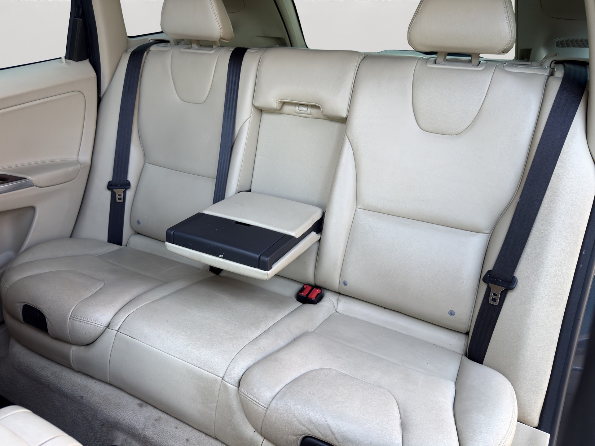 VOLVO XC60 D5 AWD Summum Geartronic-image-5