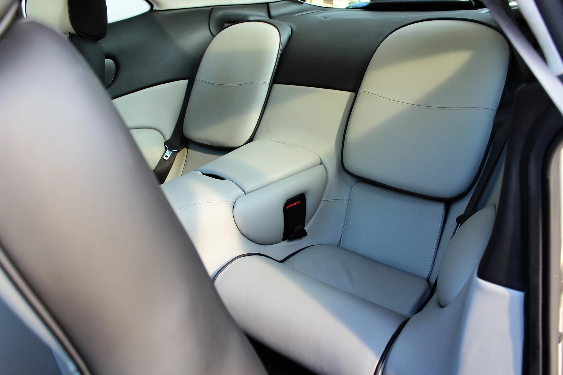 ASTON MARTIN DB7 Vantage-image-8