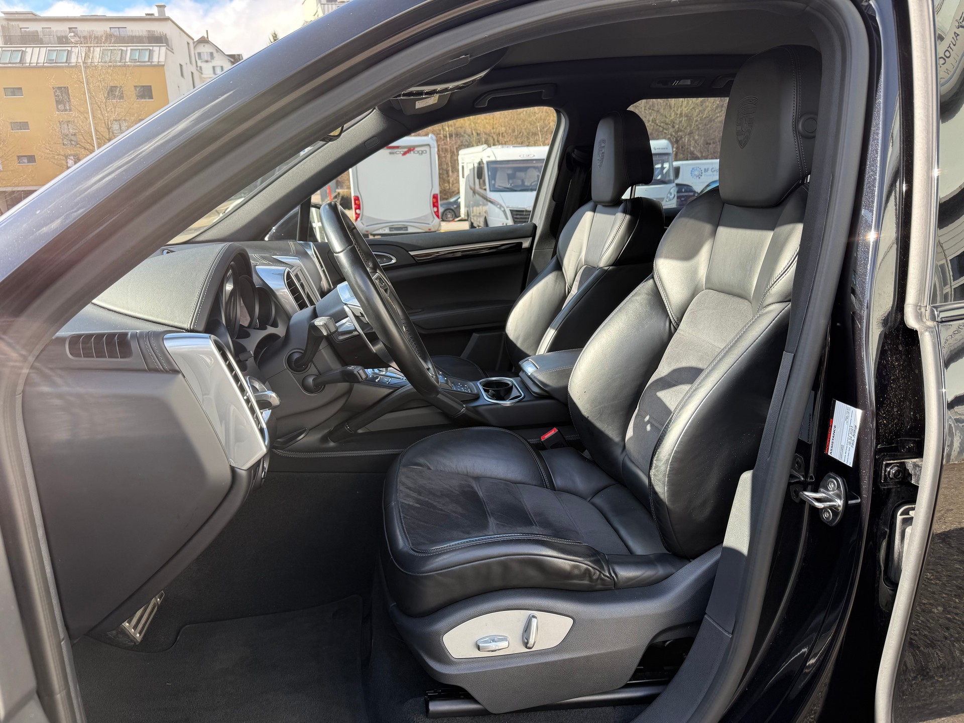 PORSCHE Cayenne S E-Hybrid Platinum Edition-image-6
