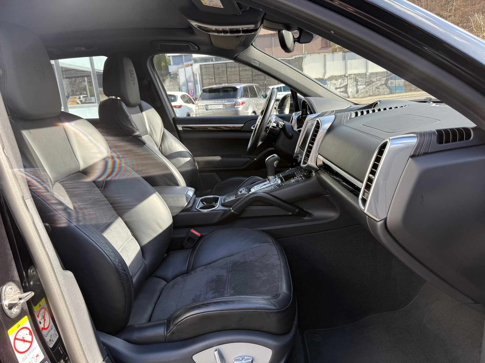 PORSCHE Cayenne S E-Hybrid Platinum Edition-image-9