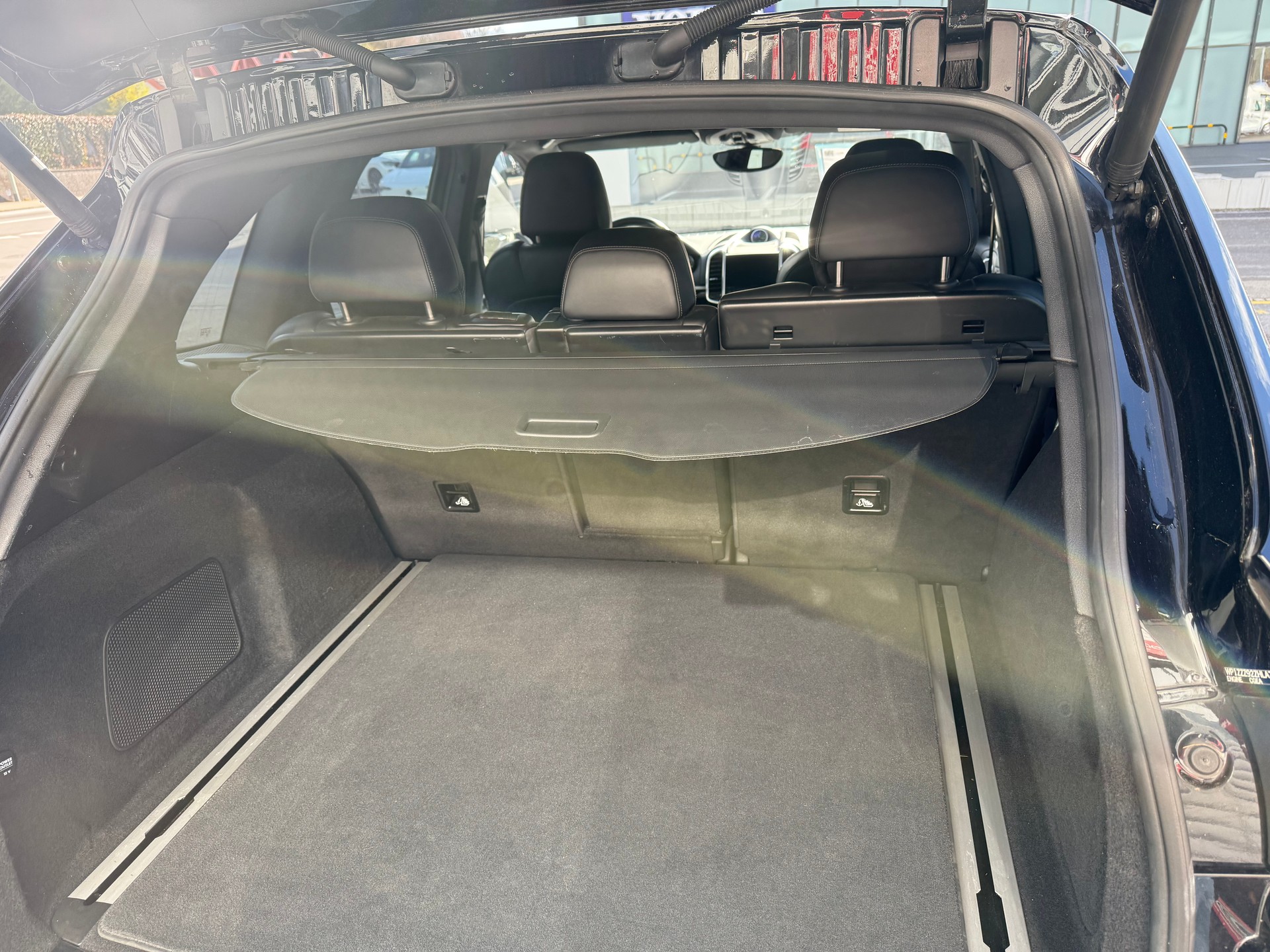PORSCHE Cayenne S E-Hybrid Platinum Edition-image-8