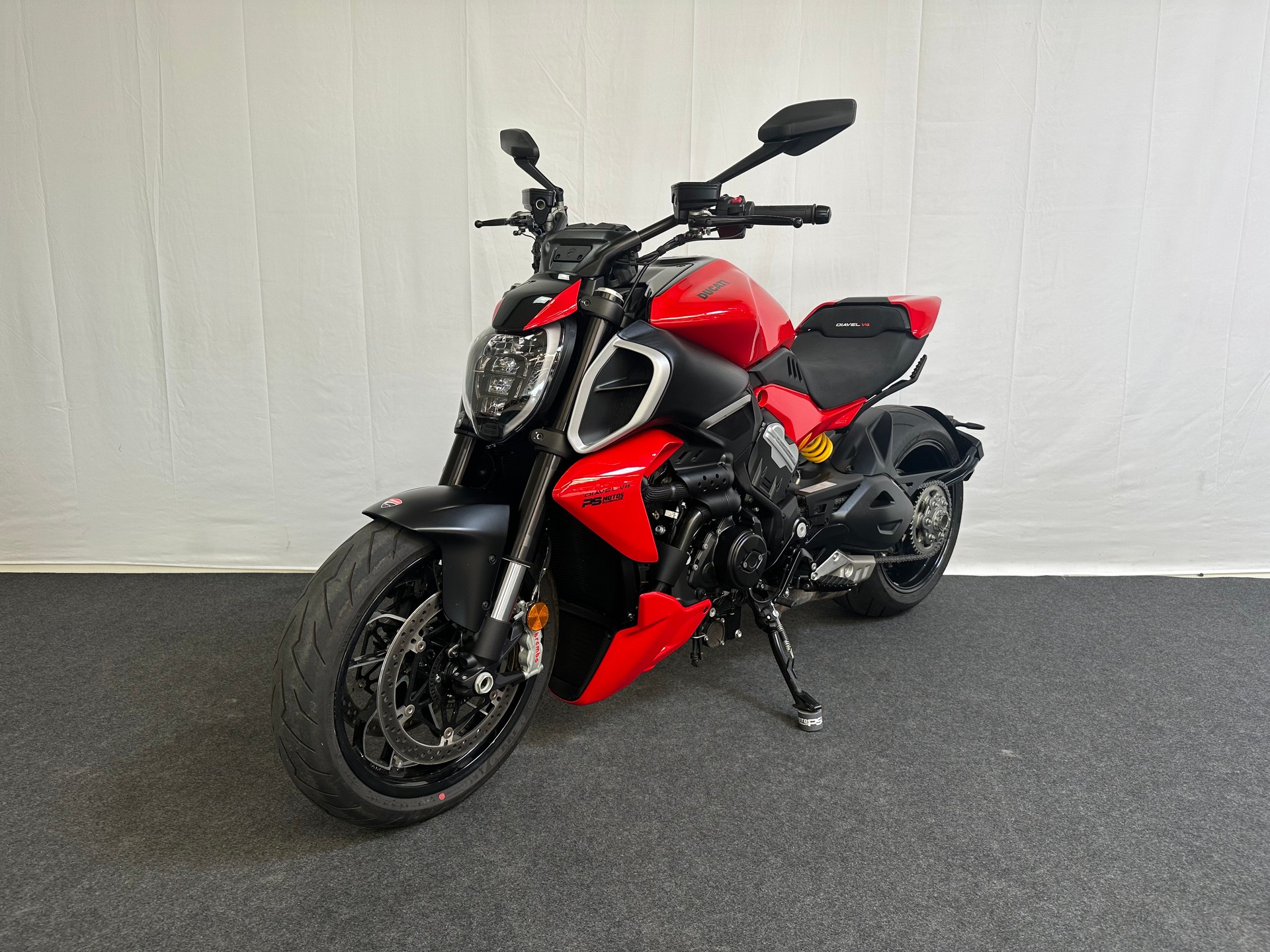 DUCATI Diavel V4-image-2