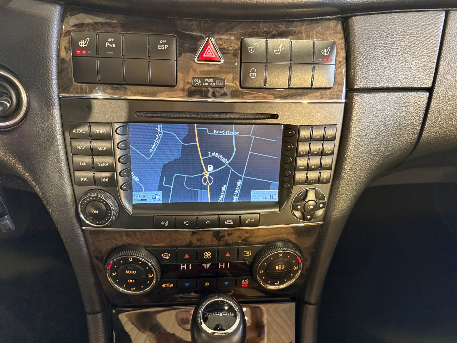 MERCEDES-BENZ CLK 280 Avantgarde *** SITZHEIZUNG / WINDSCHOTT / SPORTSITZE / PDC VORNE & HINTEN / LEDER / WINDSCHOTT ***-image-8