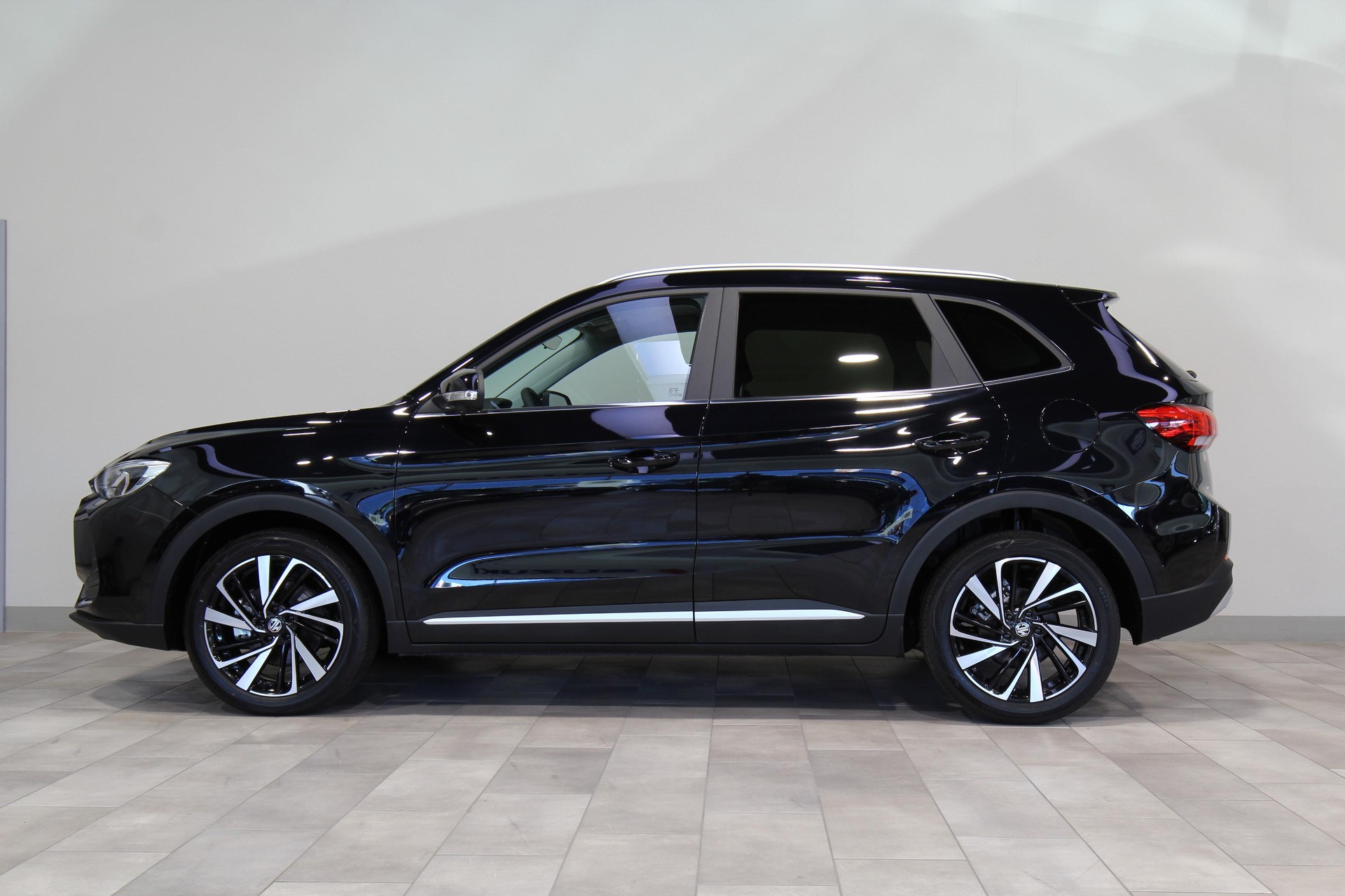 MG ZS 1.5 Hybrid+ Luxury-image-2