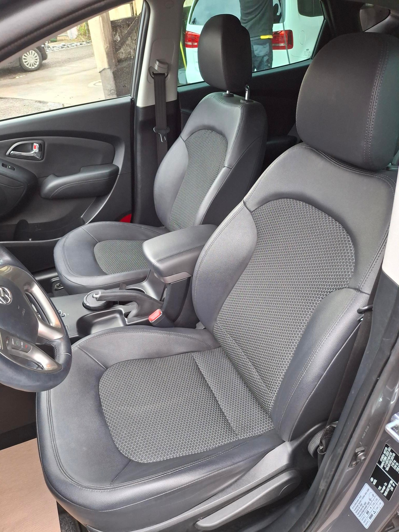 HYUNDAI iX 35 2.0 CRDi Premium 4WD Automatic-image-4