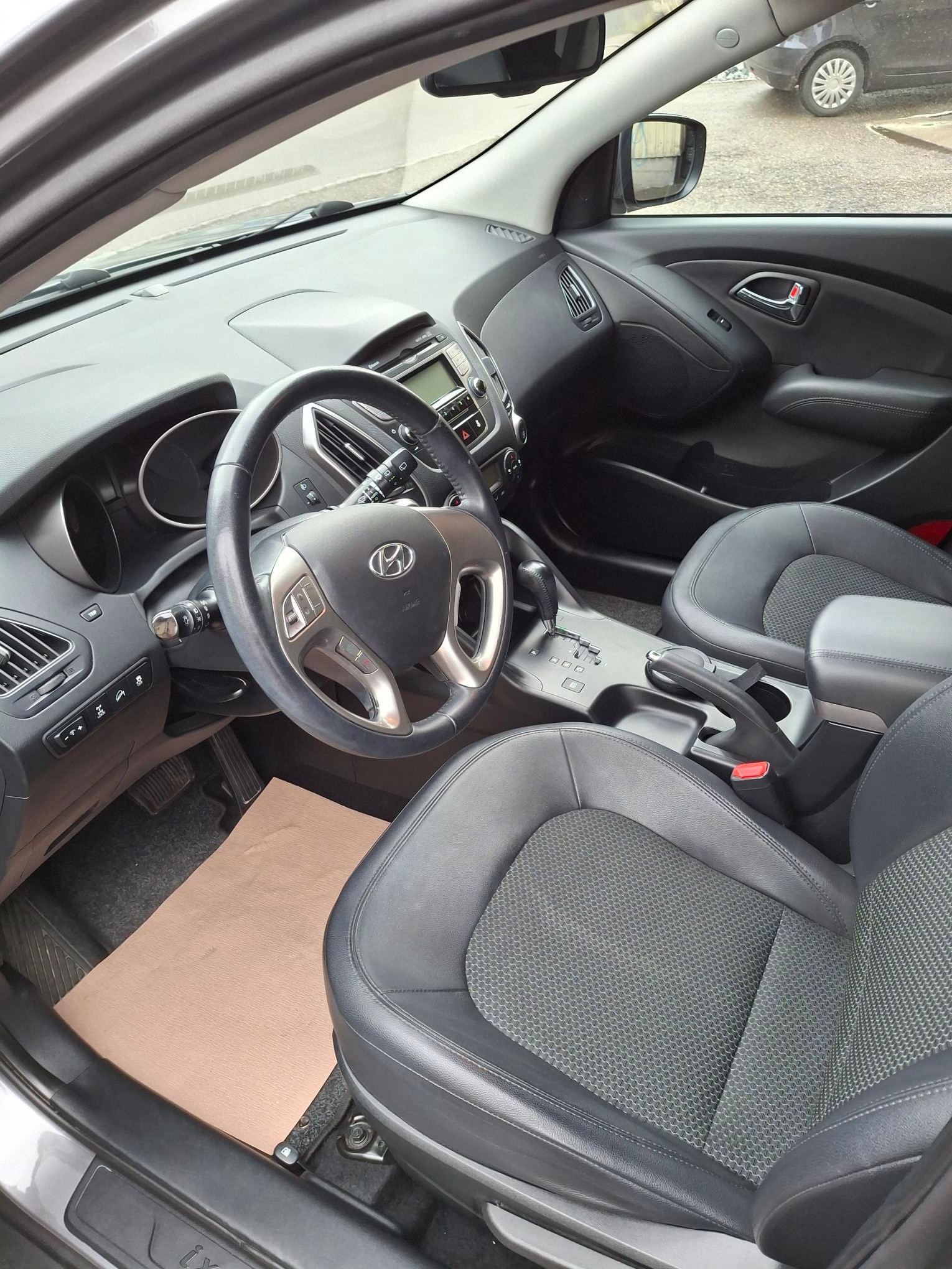 HYUNDAI iX 35 2.0 CRDi Premium 4WD Automatic-image-3