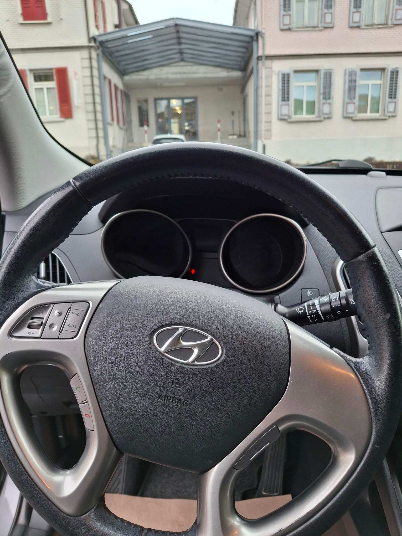HYUNDAI iX 35 2.0 CRDi Premium 4WD Automatic-image-8