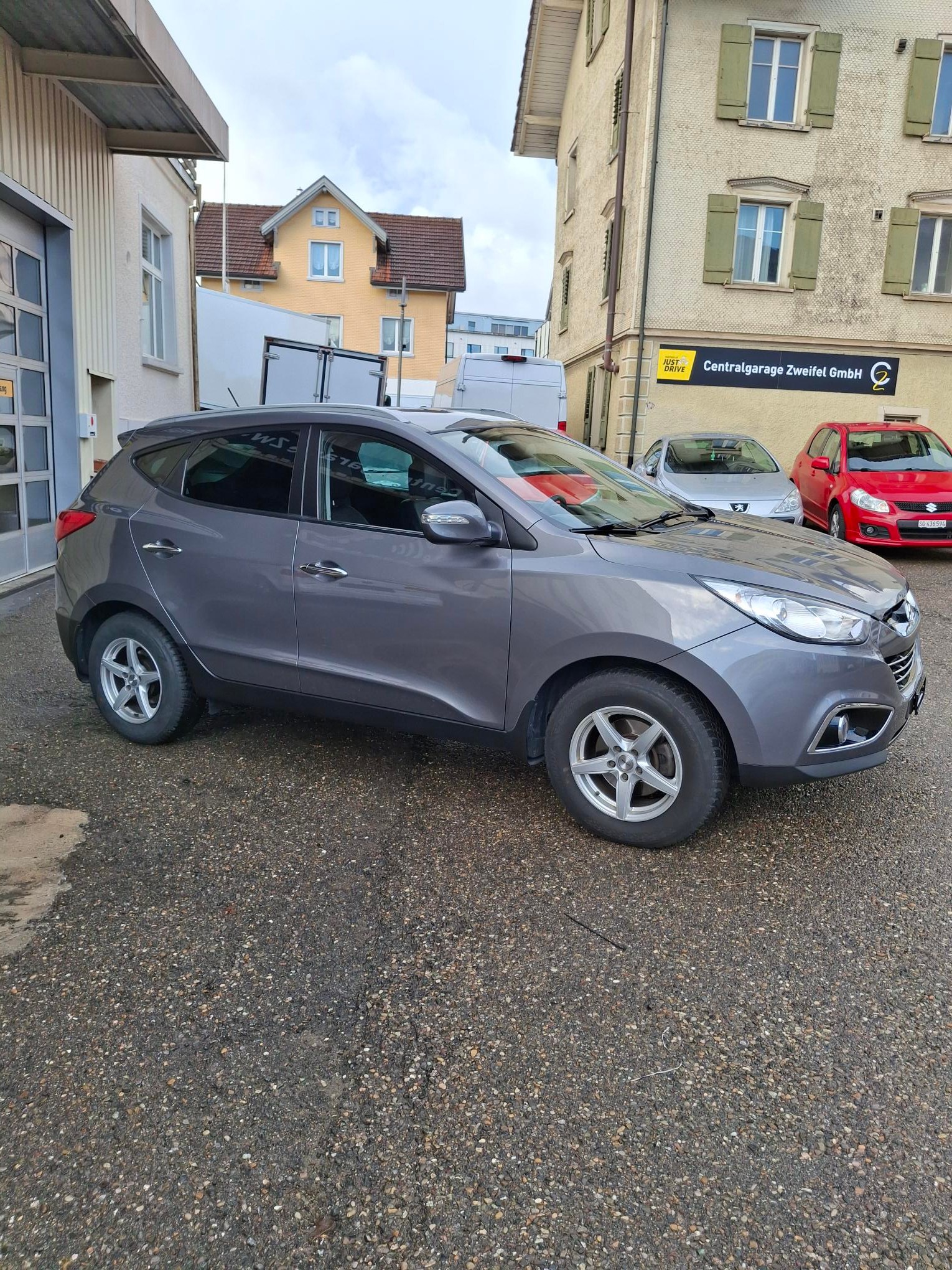 HYUNDAI iX 35 2.0 CRDi Premium 4WD Automatic-image-2