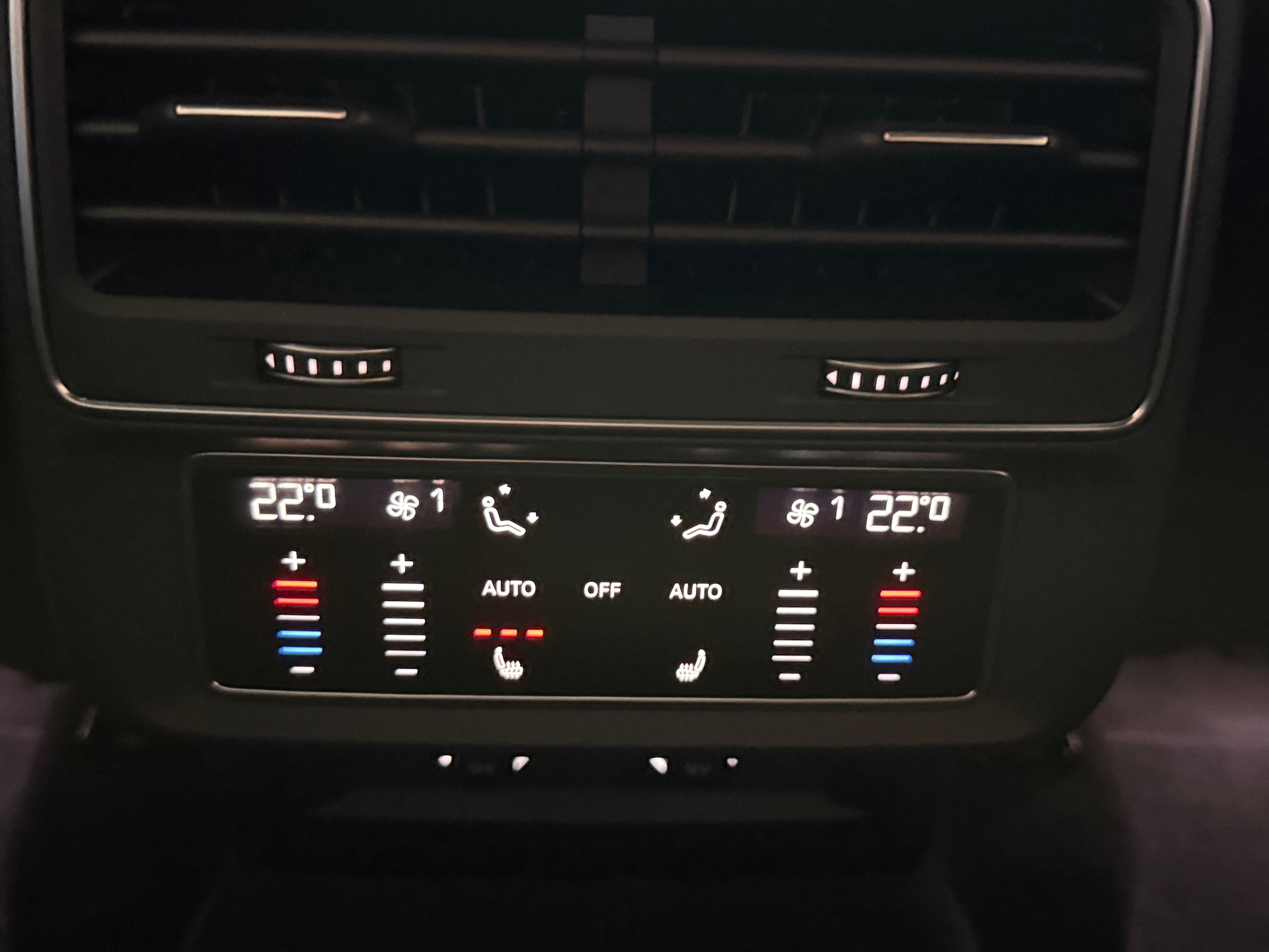 AUDI Q7 50 TDI quattro S Line tiptronic ***7-PLATZ***PANORAMADACH***LENKRADHEIZUNG***LUFTFEDERUNG***ALL-BLACK***-image-36