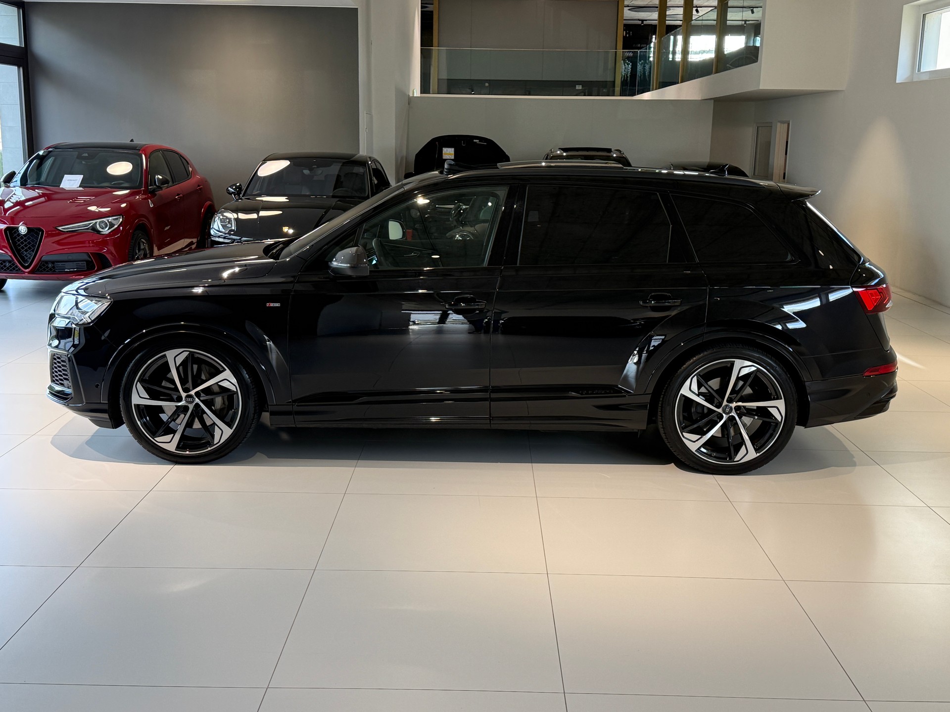 AUDI Q7 50 TDI quattro S Line tiptronic ***7-PLATZ***PANORAMADACH***LENKRADHEIZUNG***LUFTFEDERUNG***ALL-BLACK***-showroom-element-3