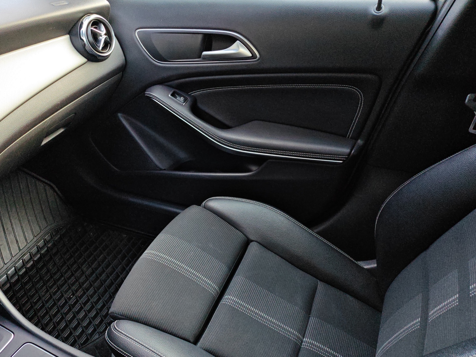 MERCEDES-BENZ GLA 250 Urban 4Matic 7G-DCT [Expertise du jour + Garantie 12 mois + Service & Immat. Offerts]-image-13