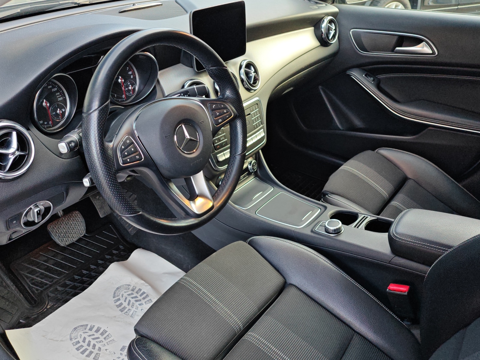 MERCEDES-BENZ GLA 250 Urban 4Matic 7G-DCT [Expertise du jour + Garantie 12 mois + Service & Immat. Offerts]-image-12