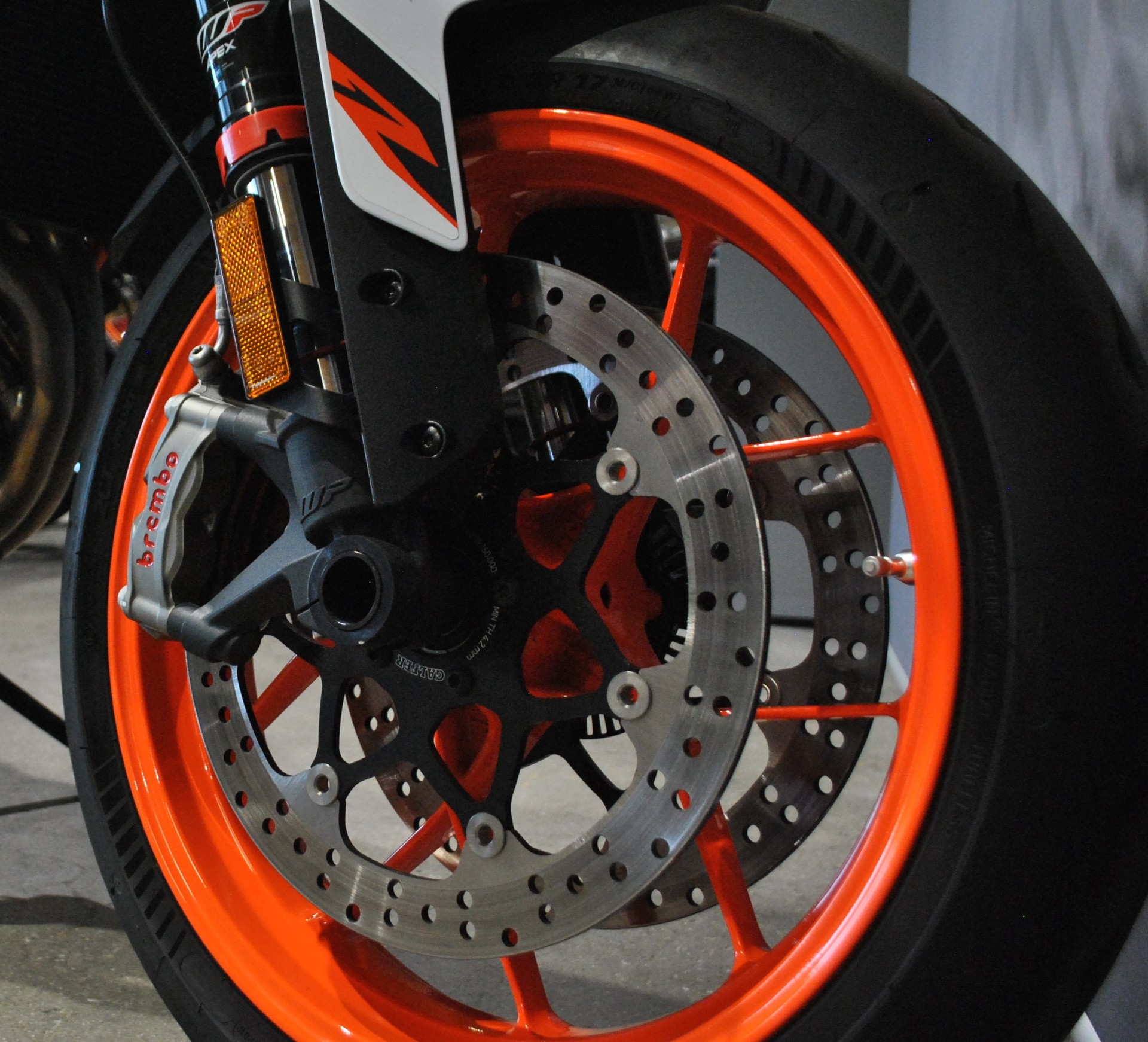 KTM 890 Duke R-image-9