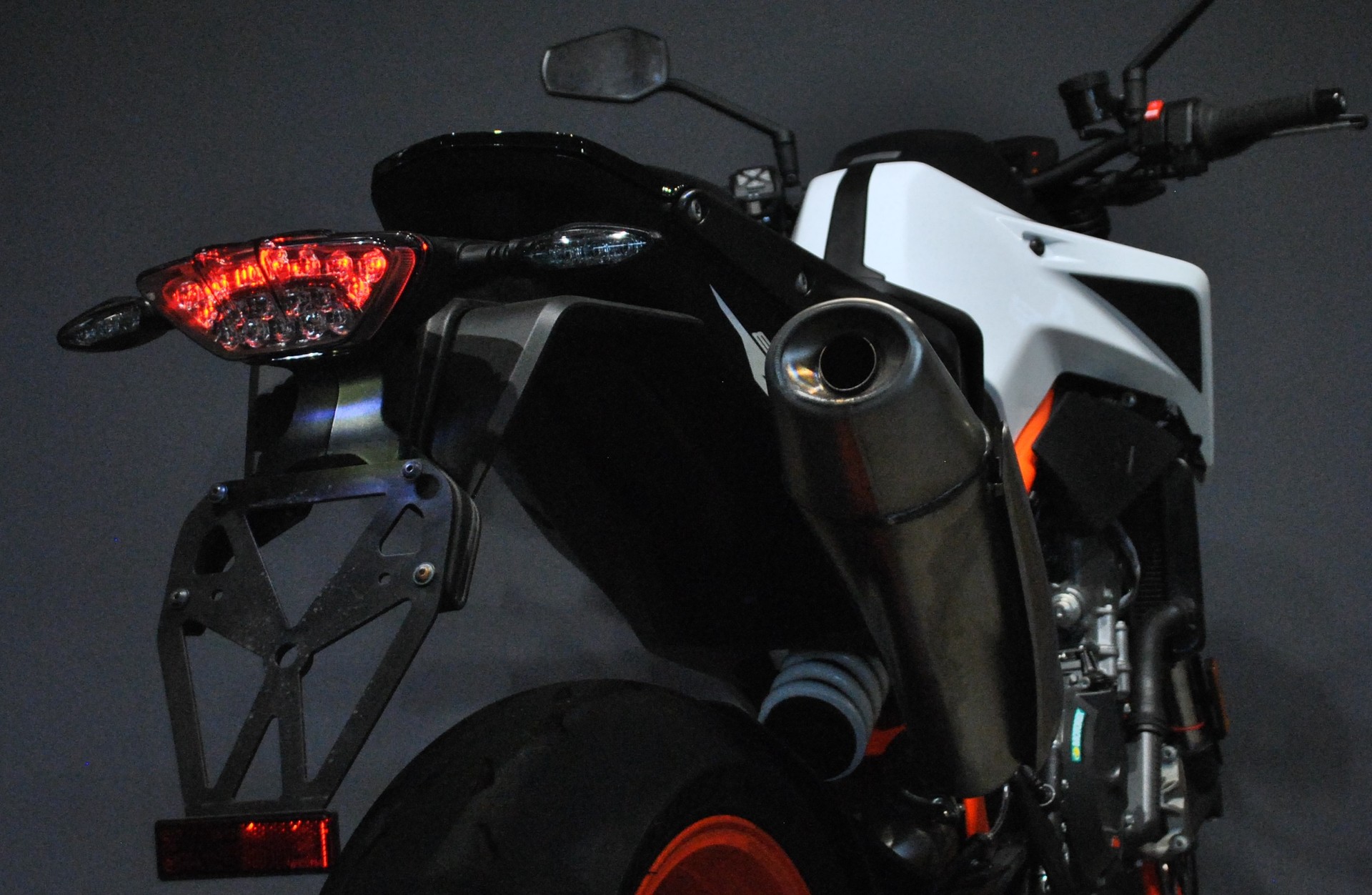 KTM 890 Duke R-image-7