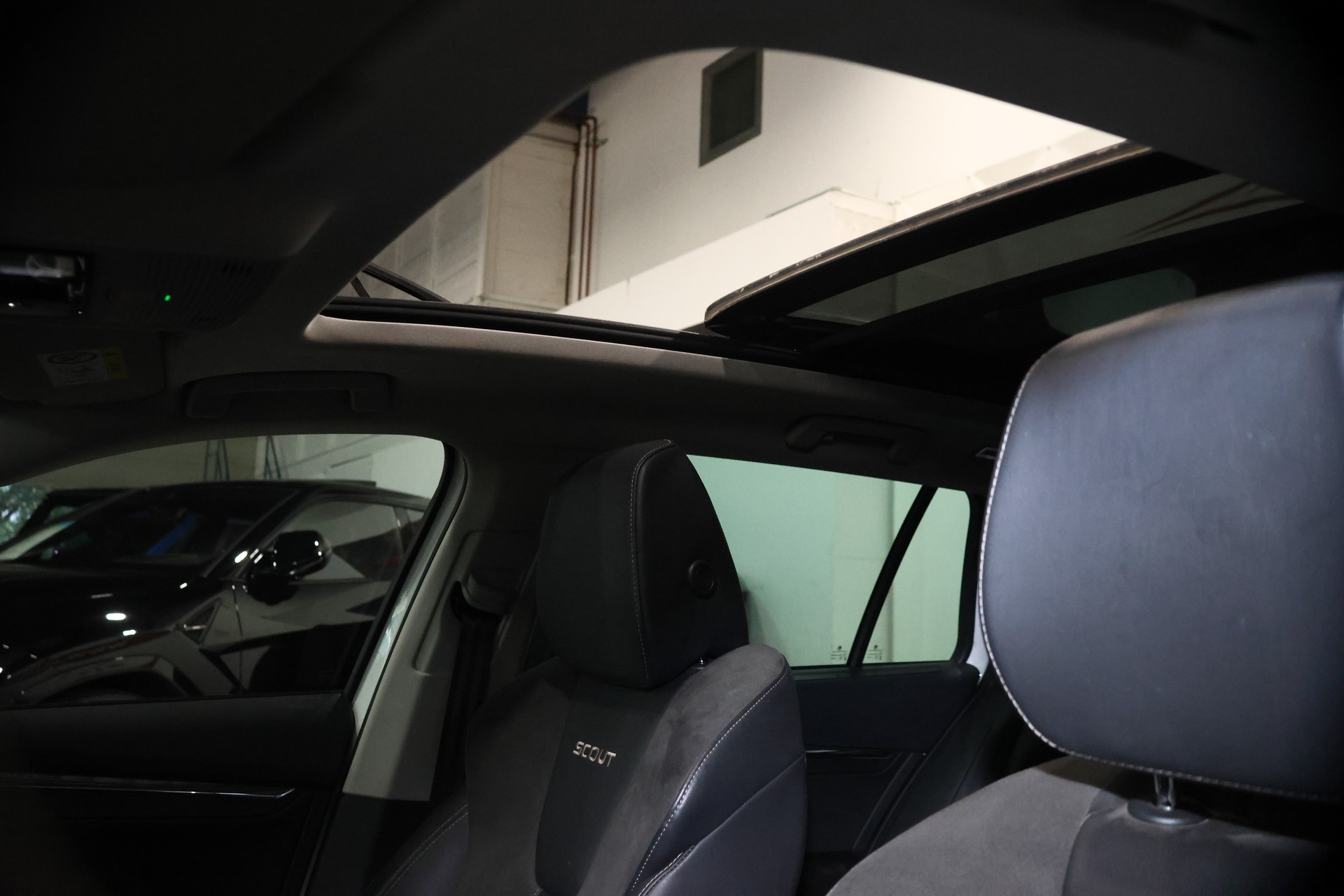 SKODA Octavia Scout 2.0 TDI 4x4 DSG-image-15