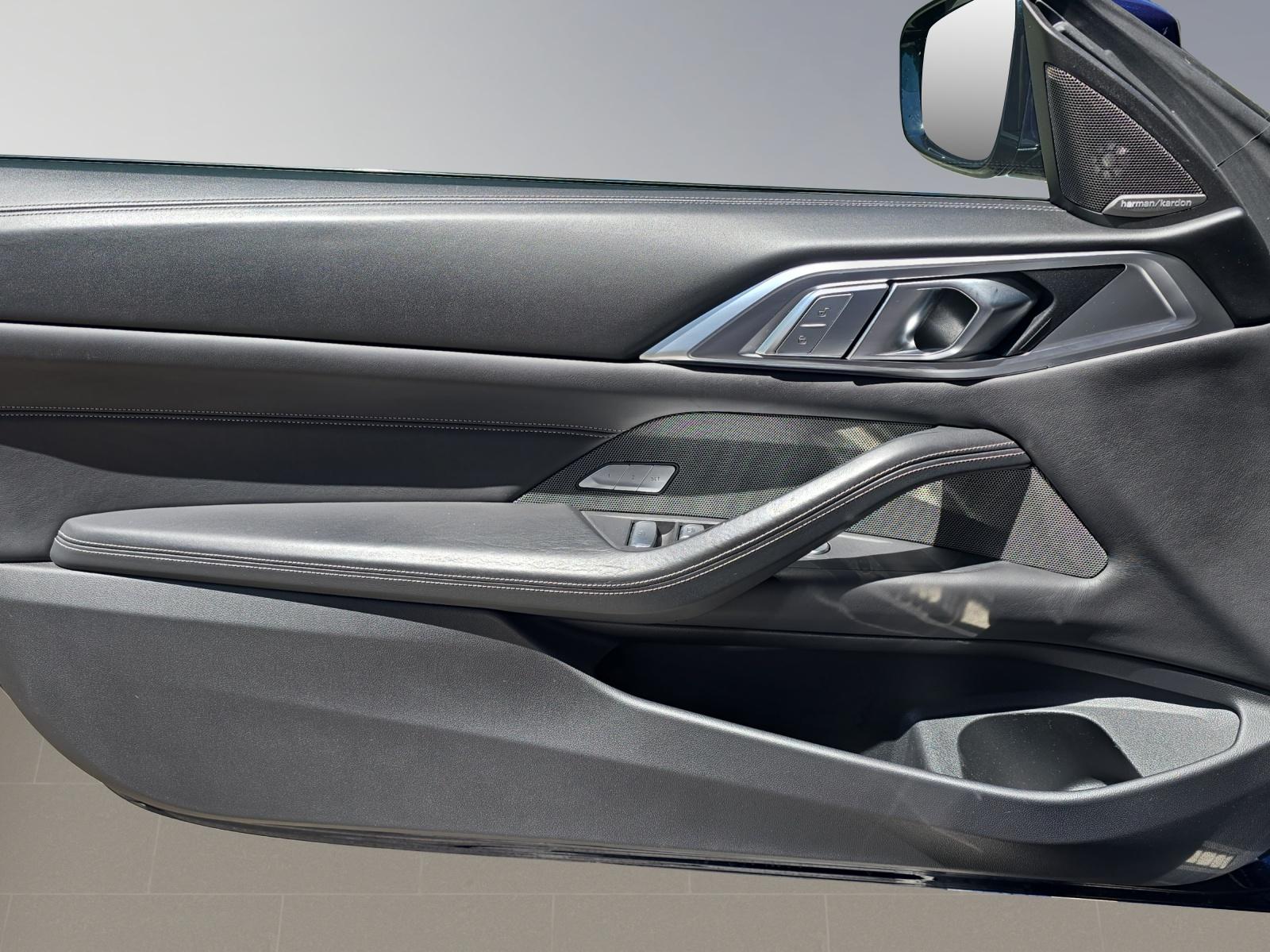 BMW M440i xDrive Cabrio-image-13