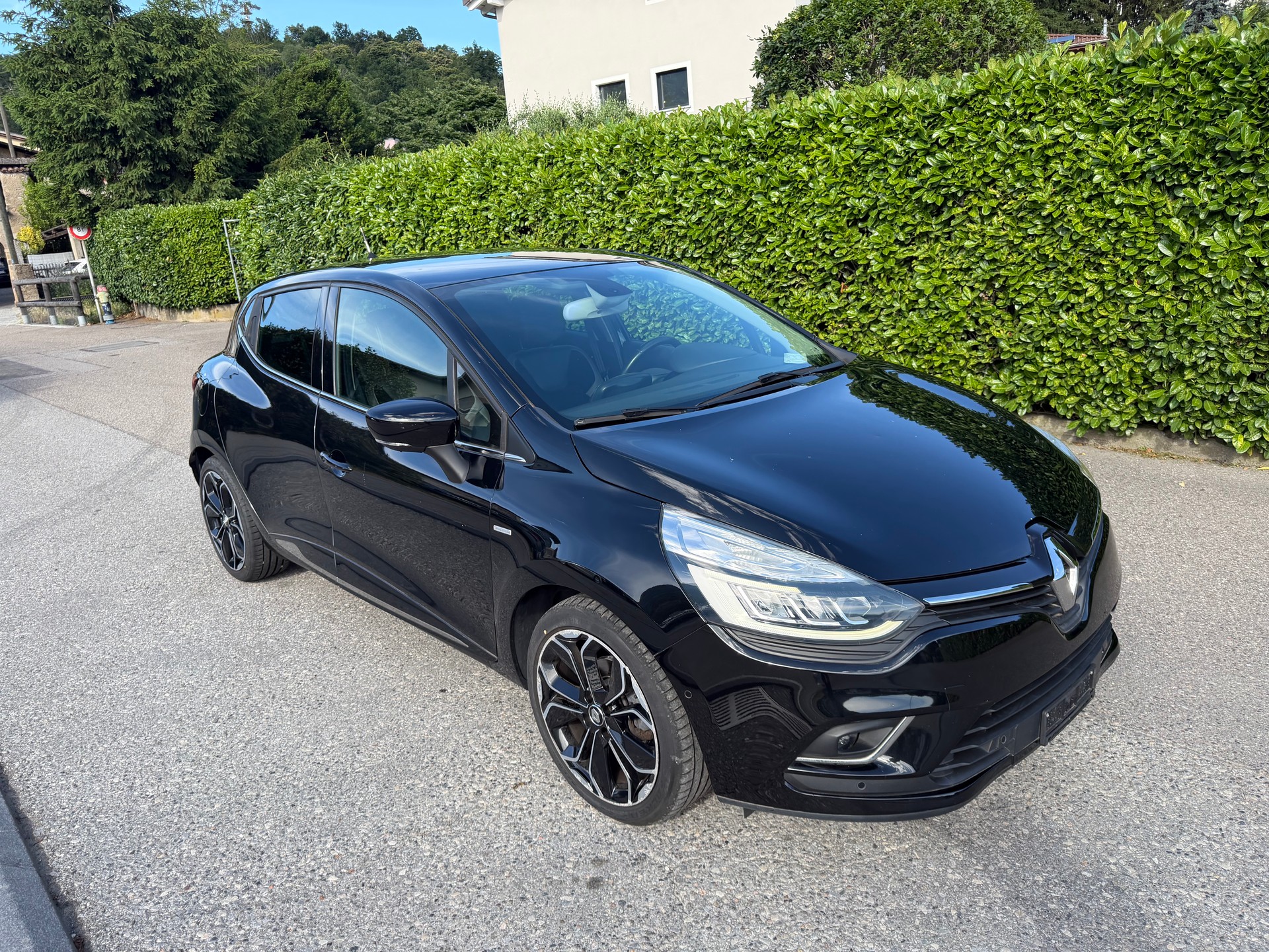 RENAULT Clio 1.2 16V T Swiss Edition-image-2