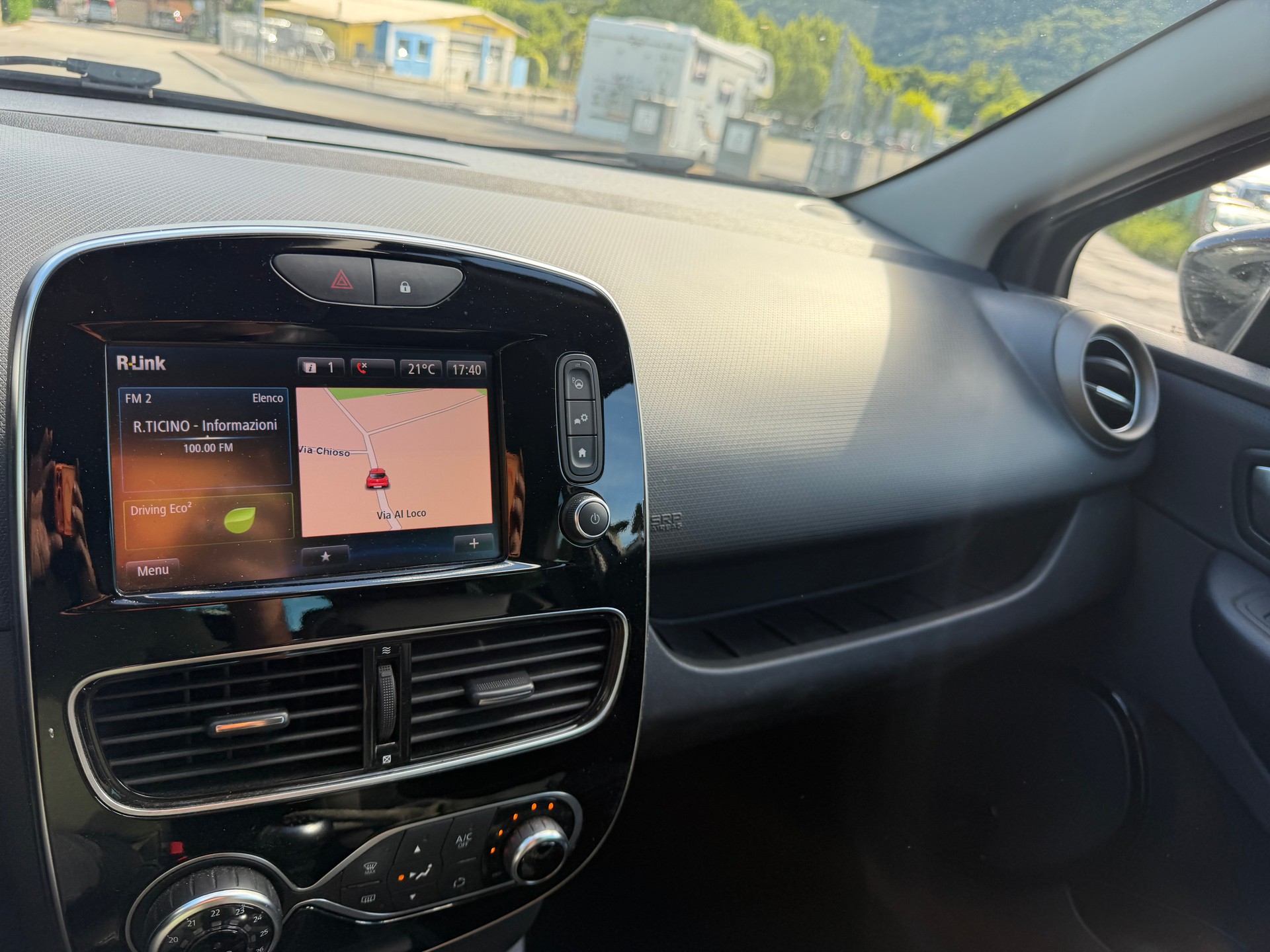 RENAULT Clio 1.2 16V T Swiss Edition-image-11