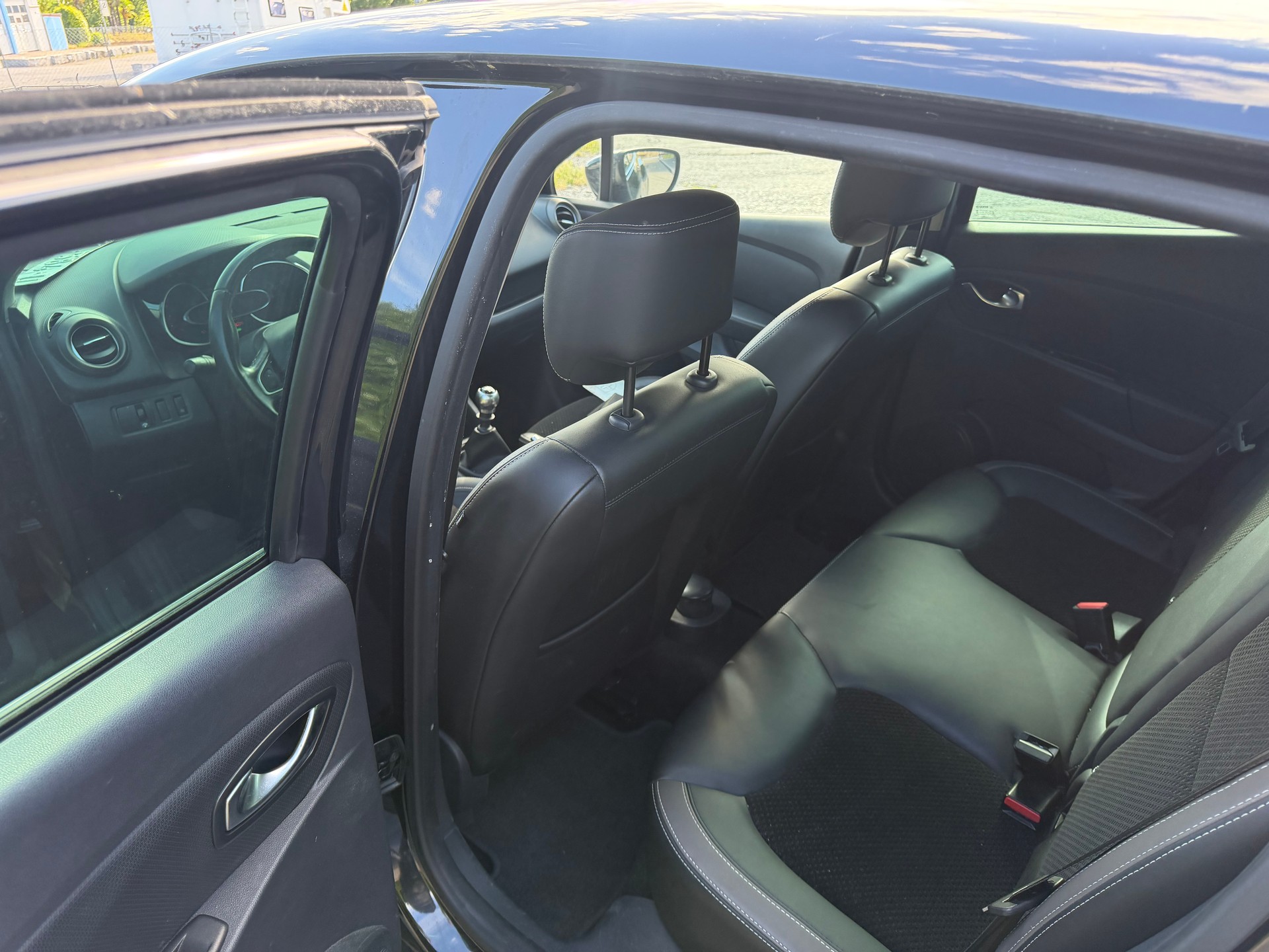RENAULT Clio 1.2 16V T Swiss Edition-image-8