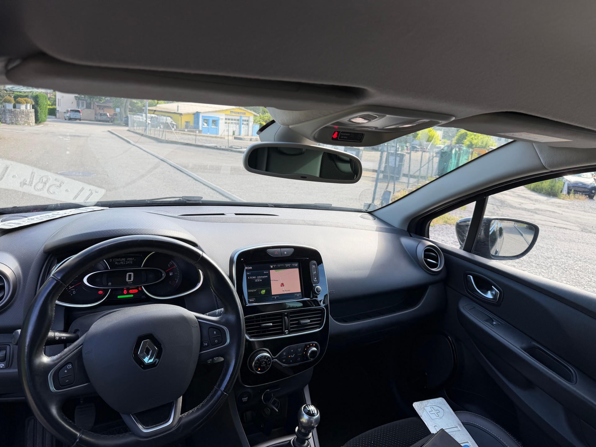 RENAULT Clio 1.2 16V T Swiss Edition-image-9