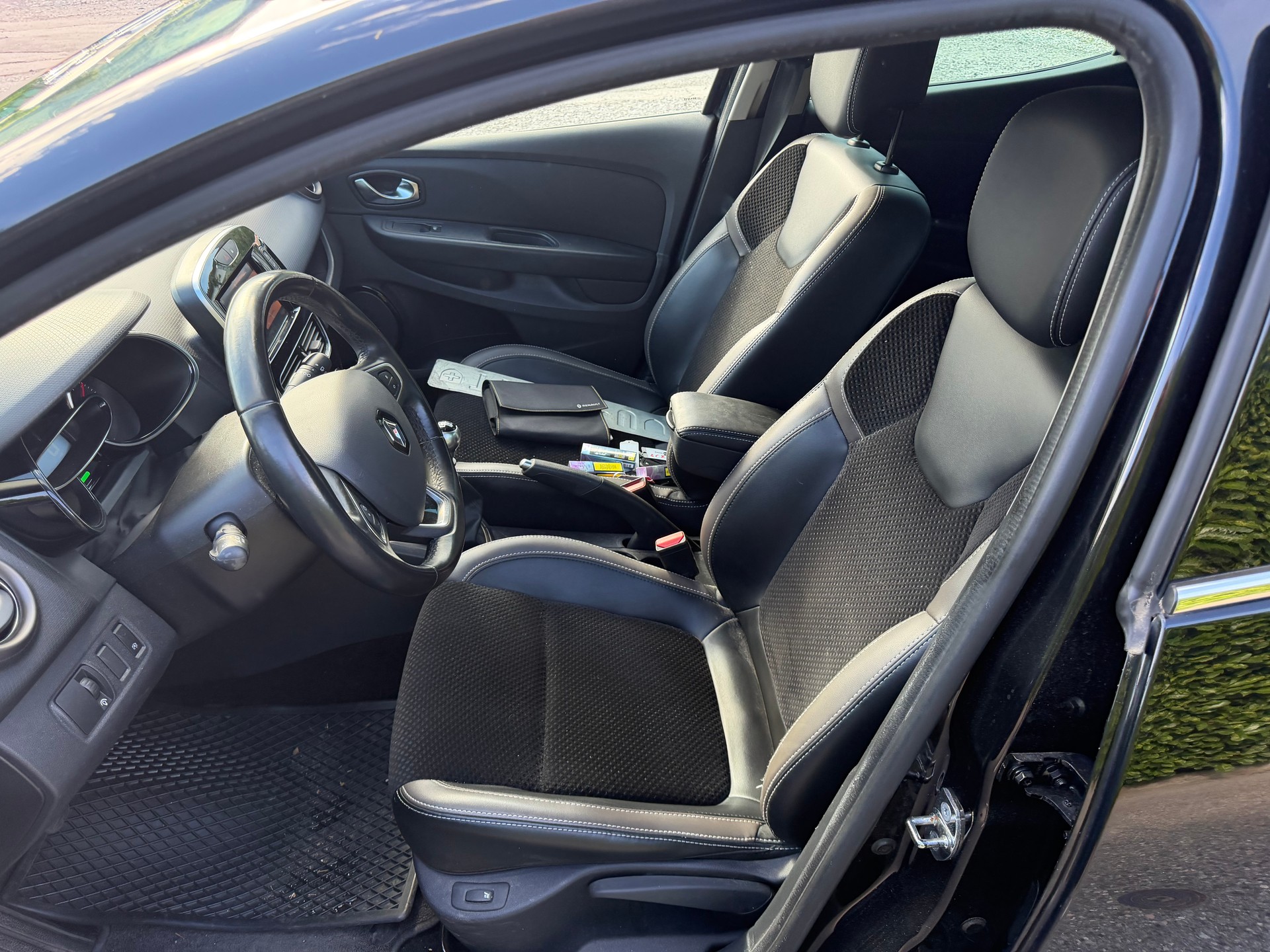 RENAULT Clio 1.2 16V T Swiss Edition-image-7
