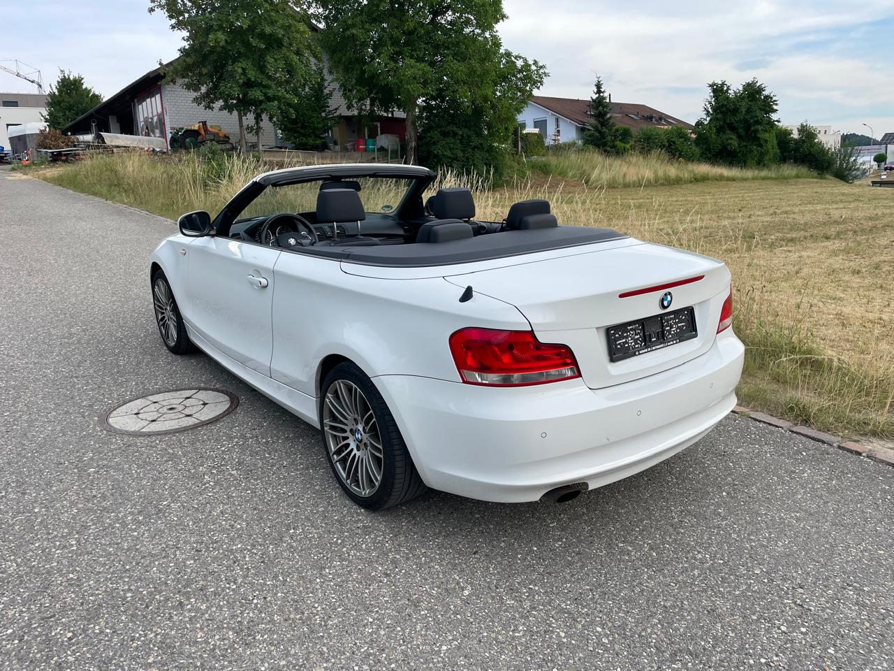 BMW 118i Cabrio-image-5