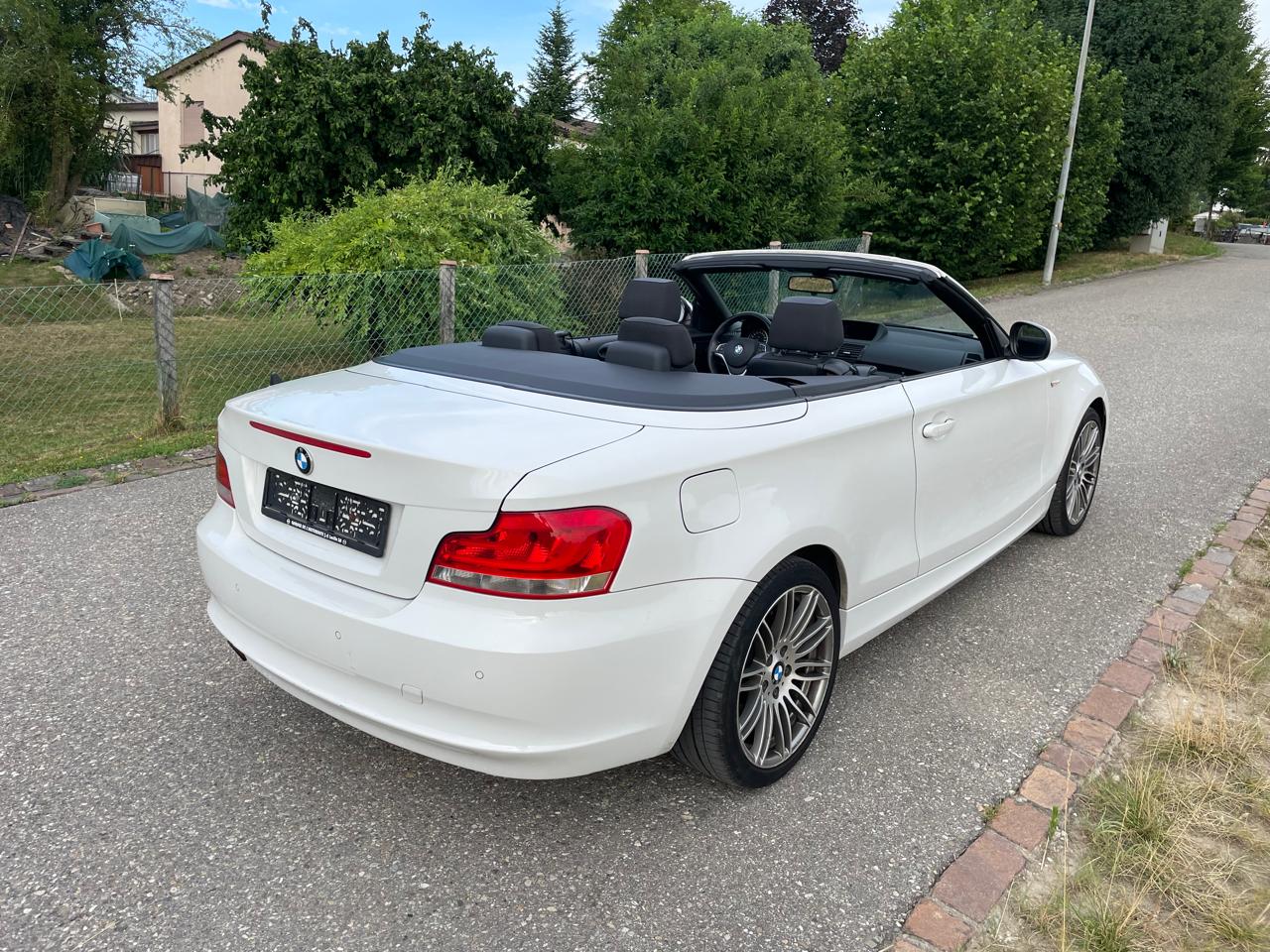 BMW 118i Cabrio-image-4
