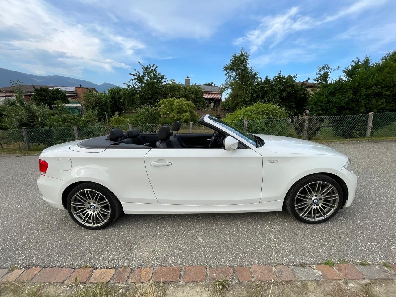 BMW 118i Cabrio-image-2