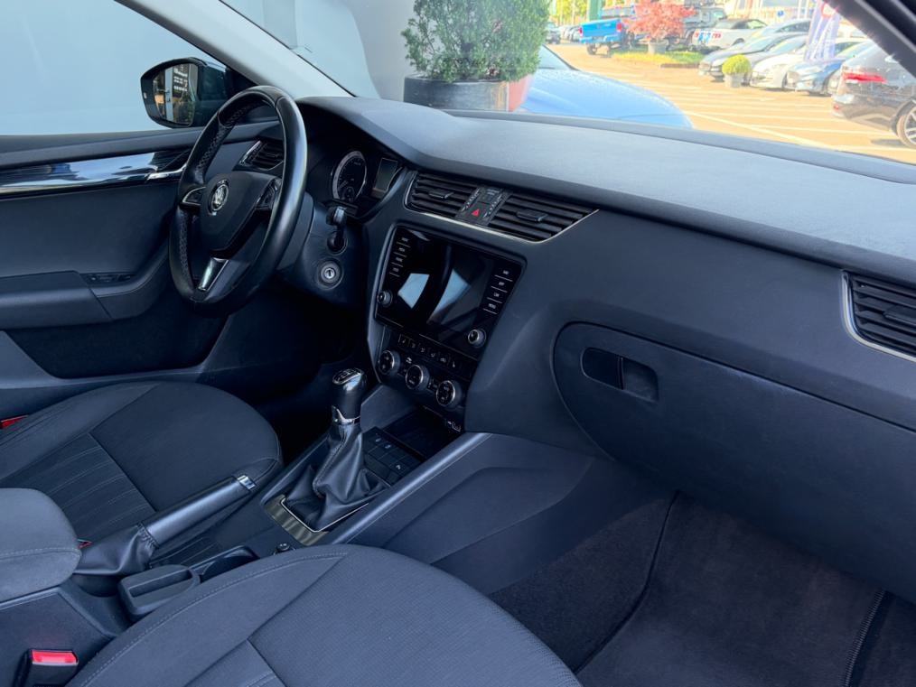 SKODA Octavia Combi 1.5 TSi Style-image-6