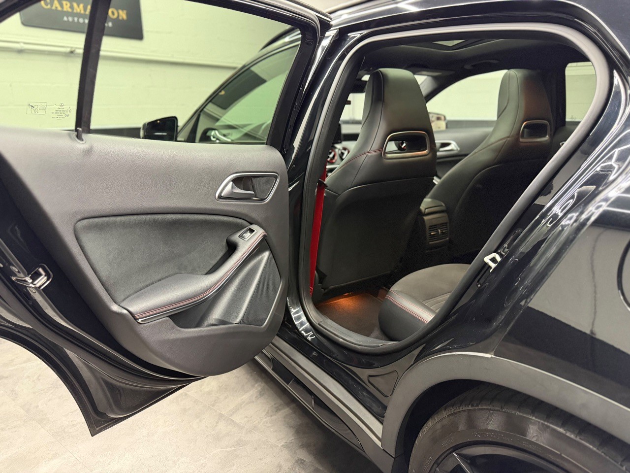 MERCEDES-BENZ GLA 45 AMG 4Matic 7G-DCT | Schiebedach-image-19