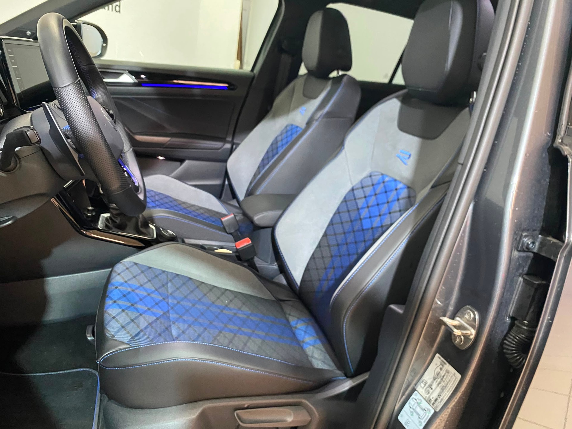 VW T-Roc 2.0 TSI R DSG 4Motion-image-5