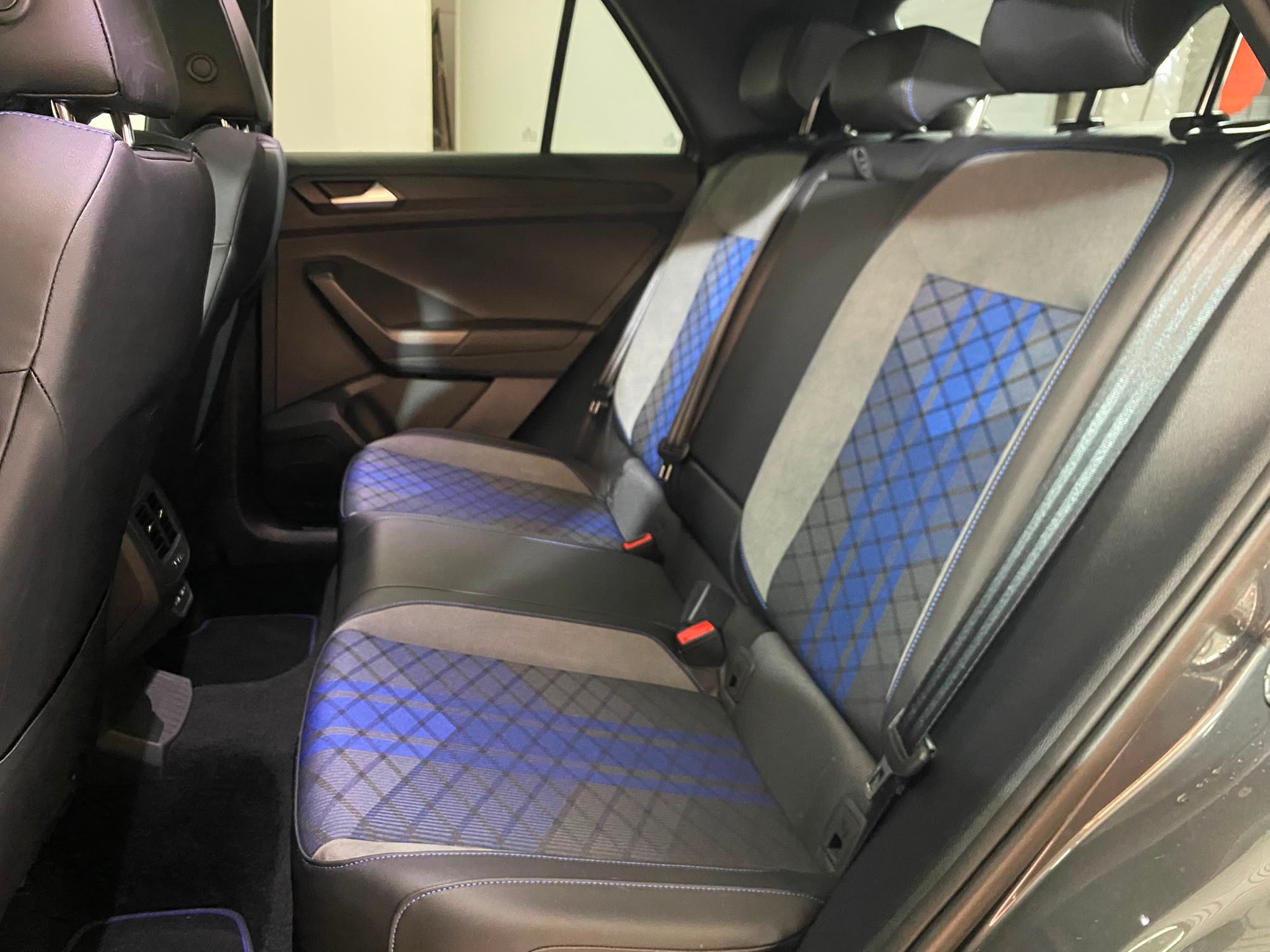 VW T-Roc 2.0 TSI R DSG 4Motion-image-7