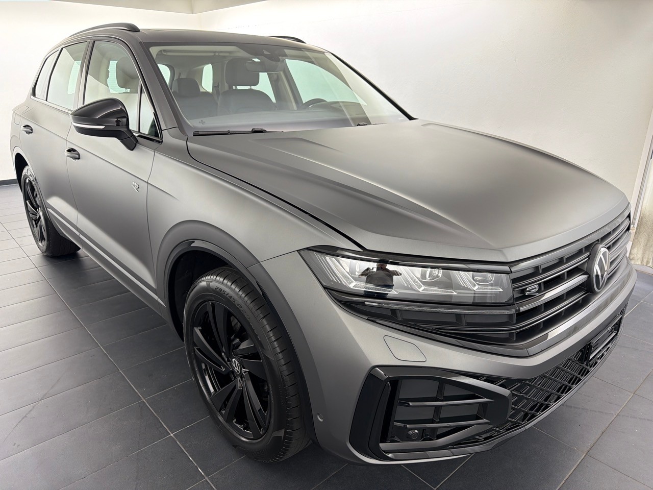 VW Touareg 3.0 TDI R-L F E-showroom-element-3
