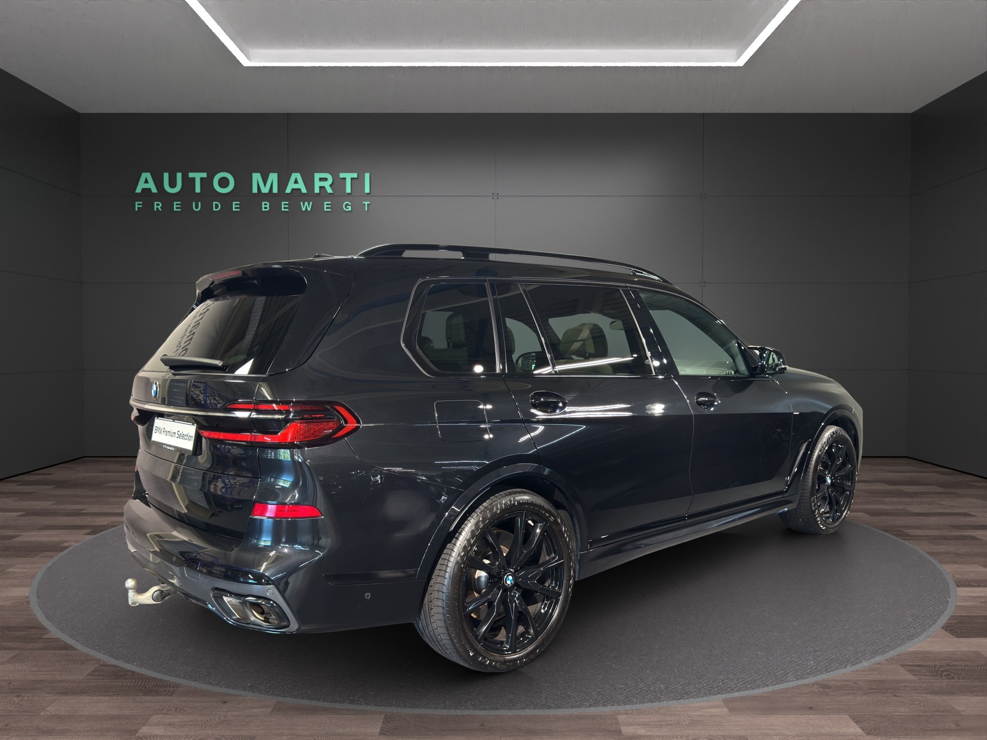 BMW X7 M60i M Sport-showroom-element-3