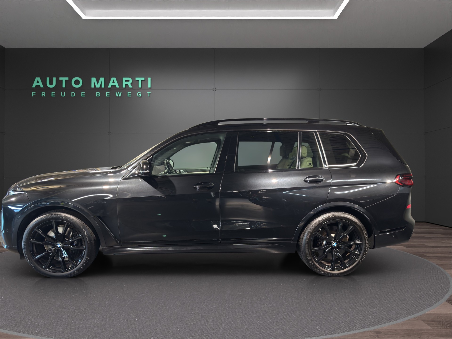 BMW X7 M60i M Sport-showroom-element-1