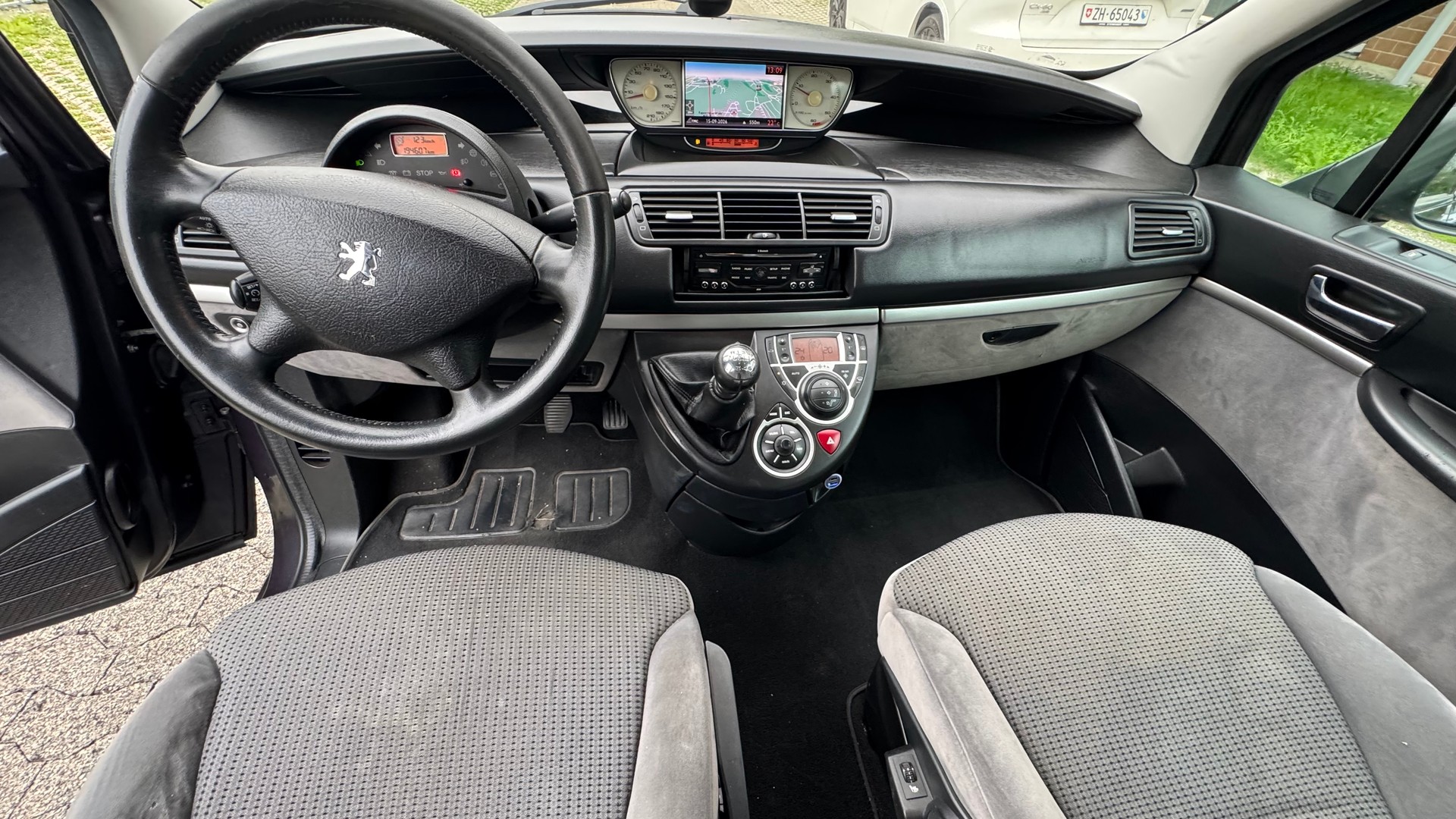 PEUGEOT 807 2.0 16V HDi Family+ 7 Plätze-image-8