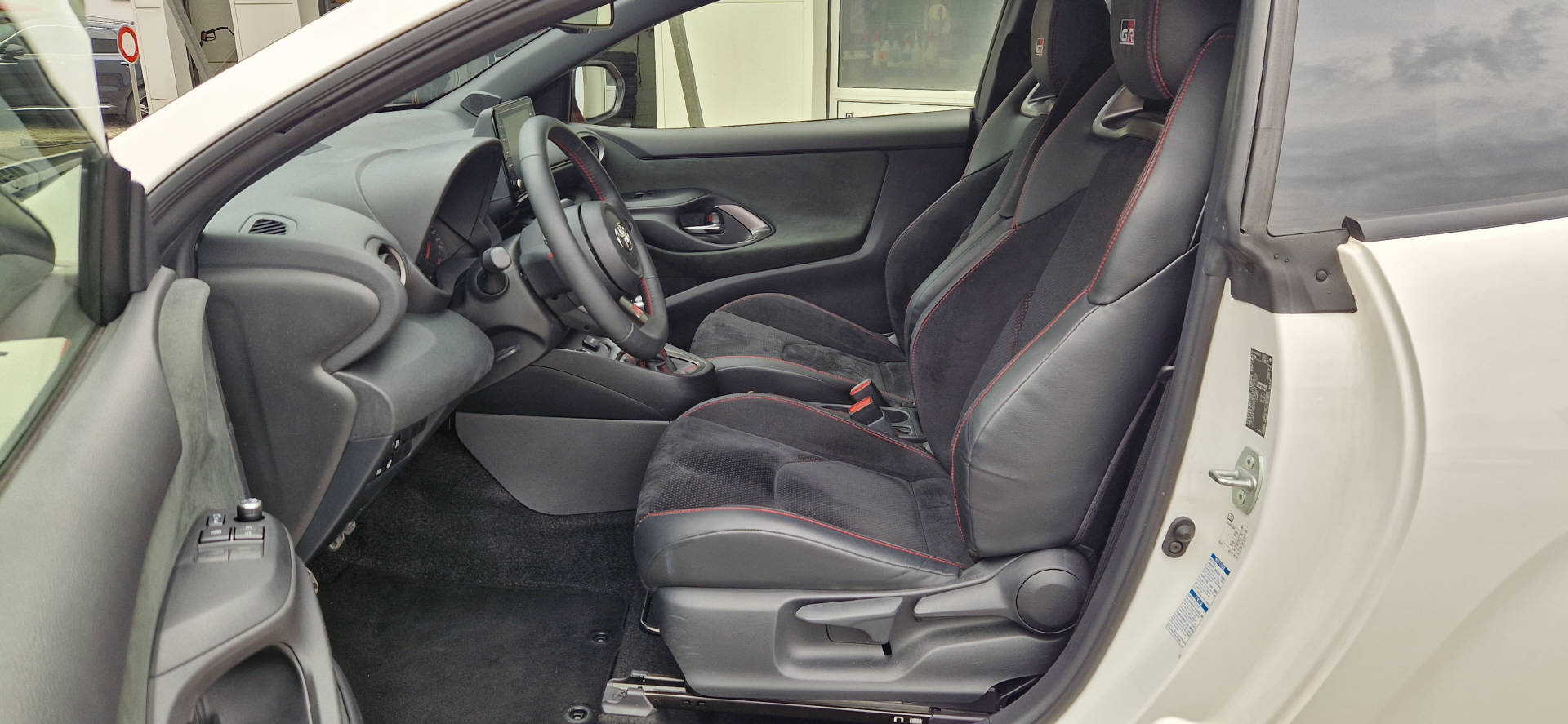 TOYOTA GR Yaris 1.6 Turbo Sport 4x4-image-4