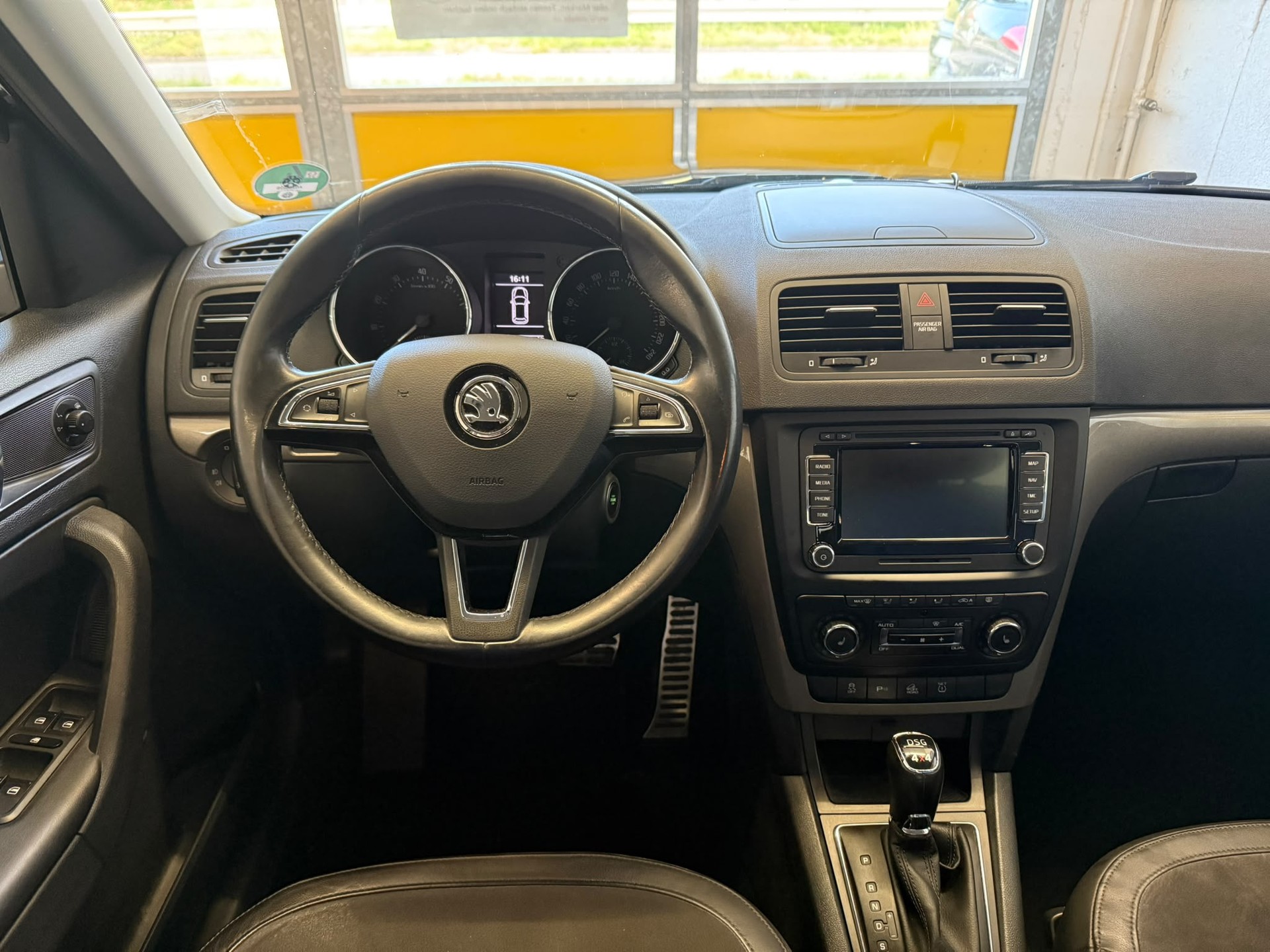 SKODA Yeti 1.8 TSI Elegance 4x4 DSG AHK 1.8T-image-10