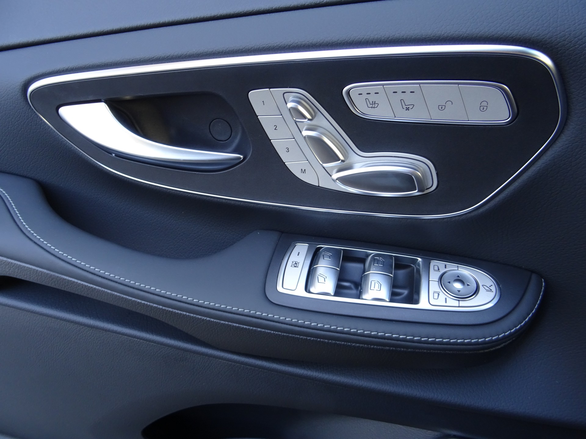 MERCEDES-BENZ V300 d 4Matic SWISS Edition-image-14