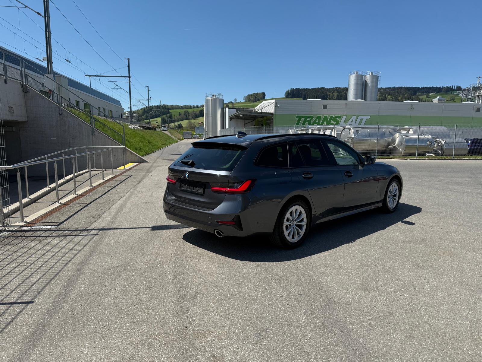 BMW 320d xDrive 48V Touring Steptronic-image-4