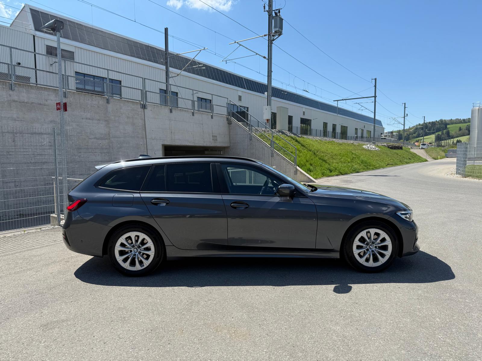 BMW 320d xDrive 48V Touring Steptronic-showroom-element-3