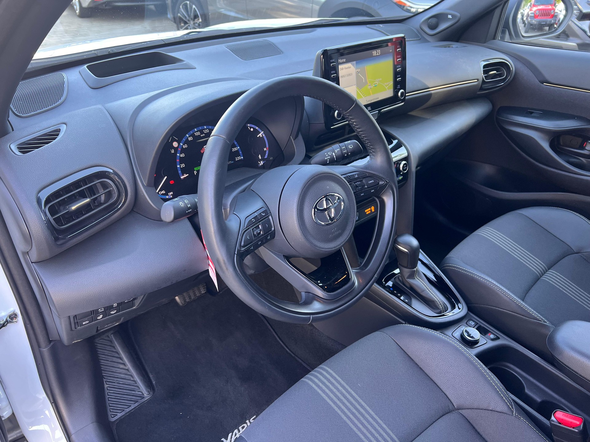 TOYOTA Yaris Cross 1.5 VVT-i HSD Adventure AWD-i-image-7