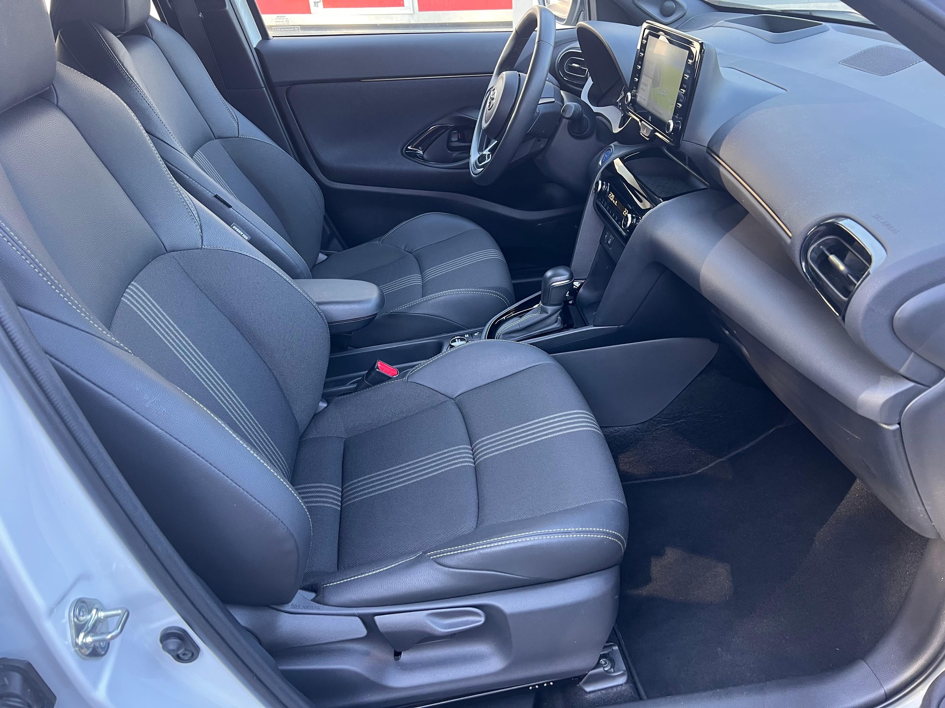 TOYOTA Yaris Cross 1.5 VVT-i HSD Adventure AWD-i-image-12