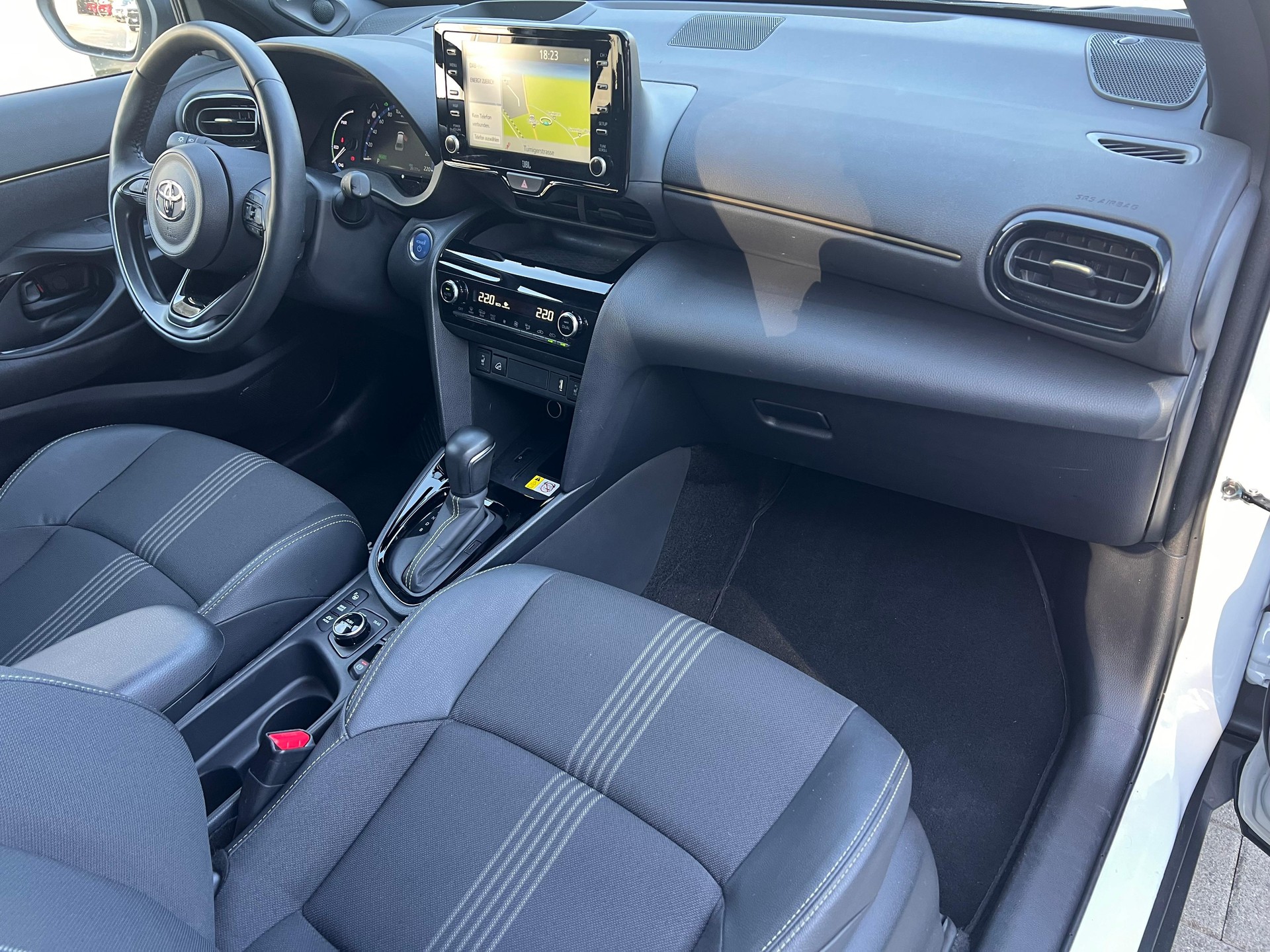 TOYOTA Yaris Cross 1.5 VVT-i HSD Adventure AWD-i-image-13