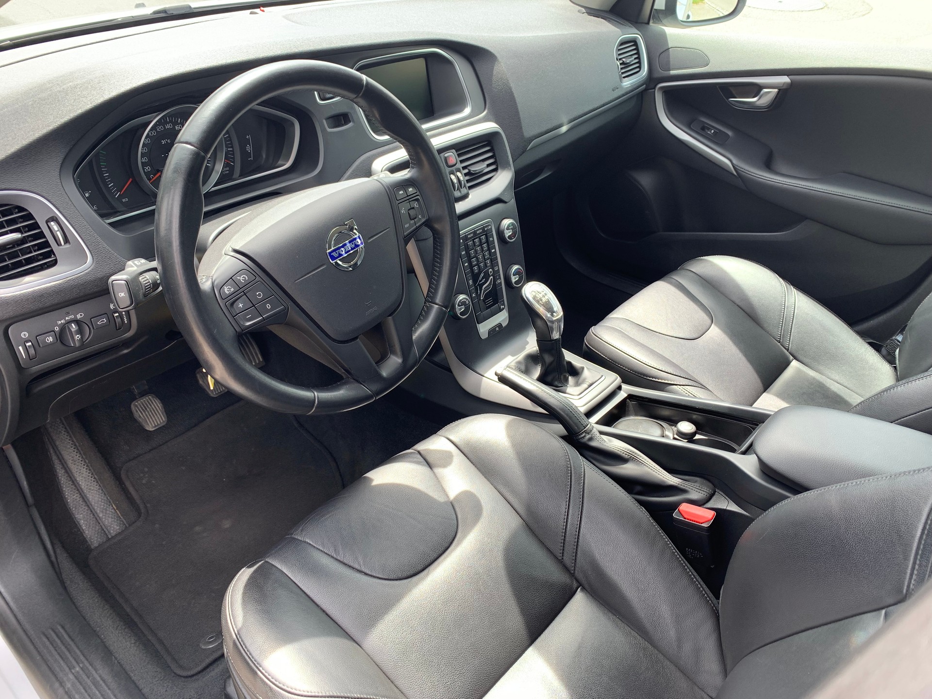 VOLVO V40 D2-image-7