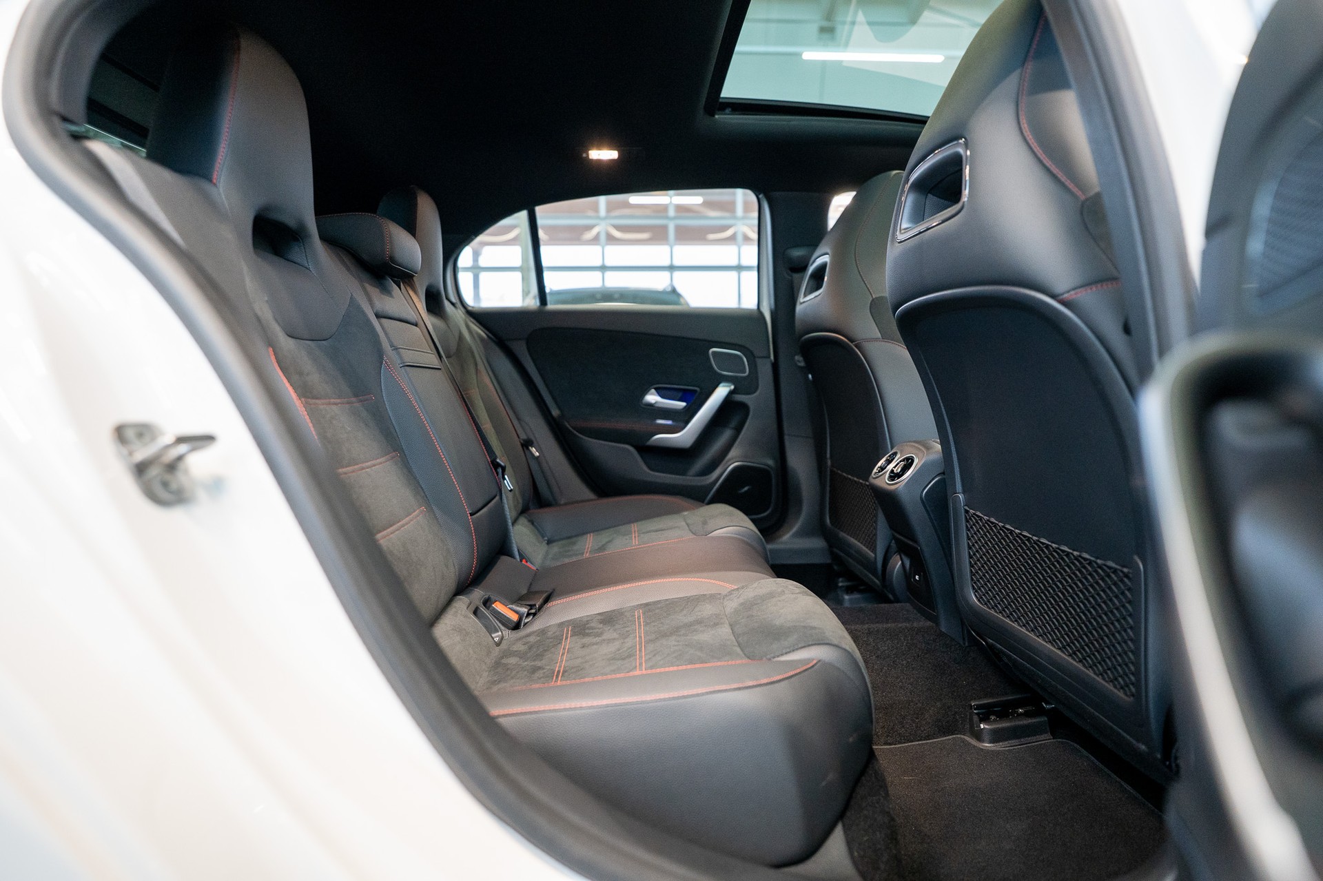 MERCEDES-BENZ A 250 e AMG Line / CH Fahrzeug / Panorama / HeadUp-image-13