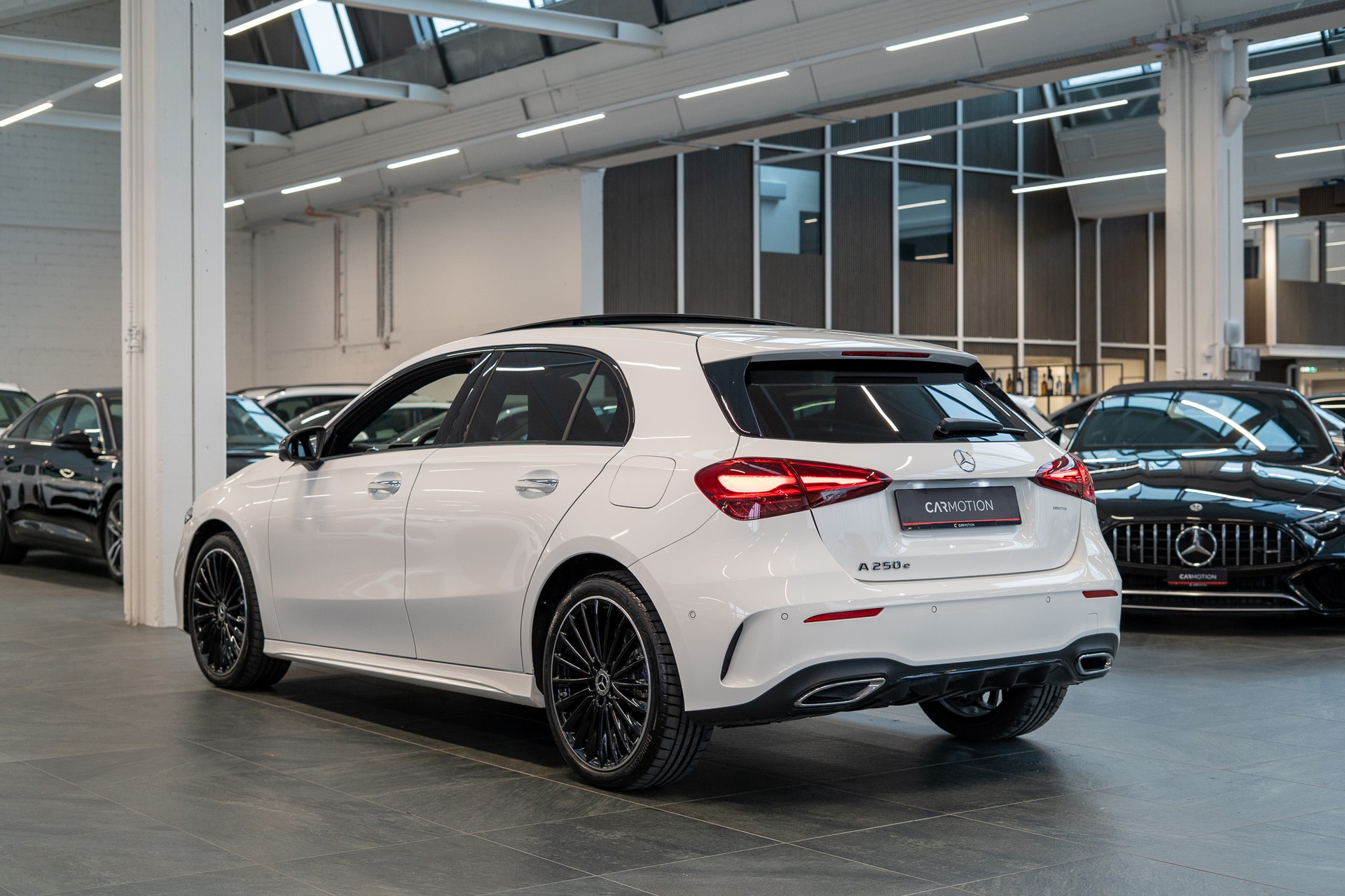 MERCEDES-BENZ A 250 e AMG Line / CH Fahrzeug / Panorama / HeadUp-showroom-element-3
